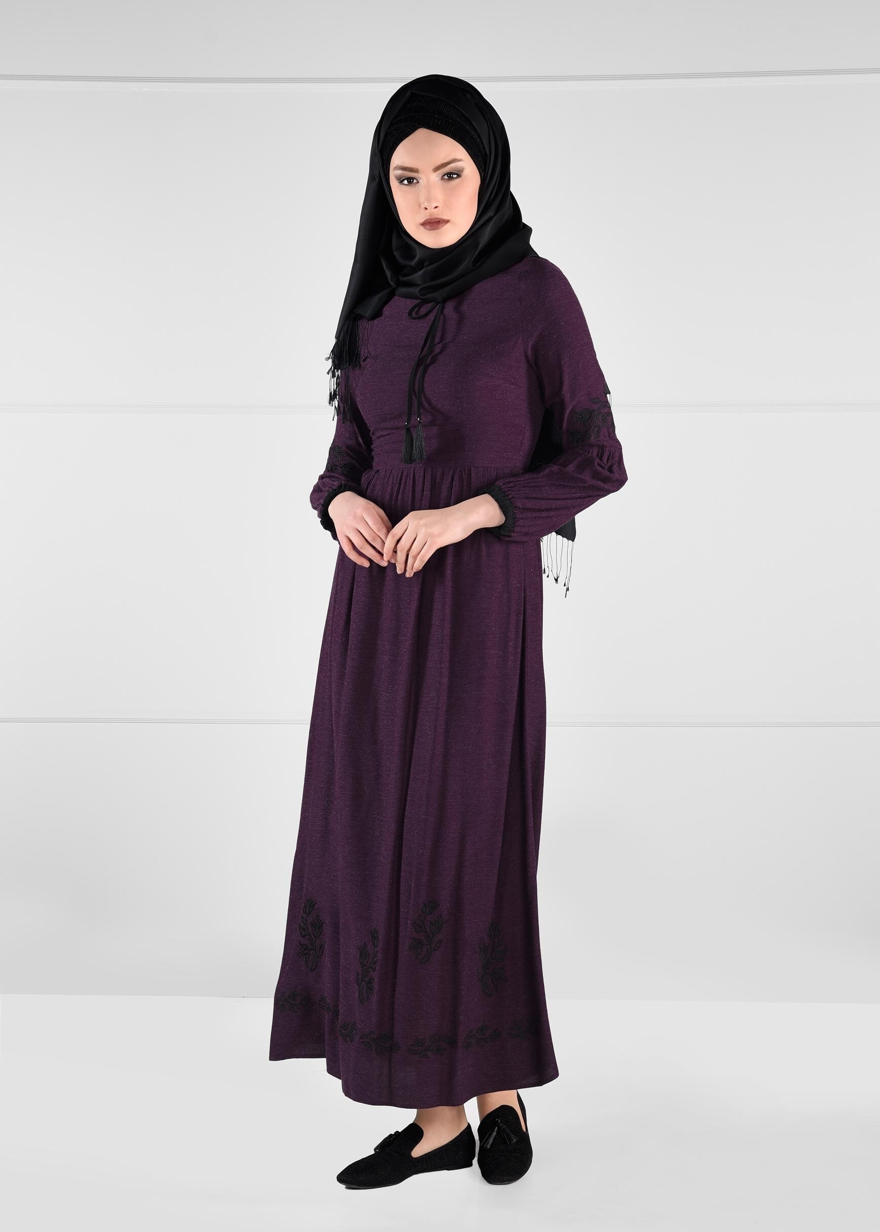 Tesettür giyim MOR NAKIŞ İŞLEME DETAYLI PÜSKÜLLÜ ELBİSE 4599-1 