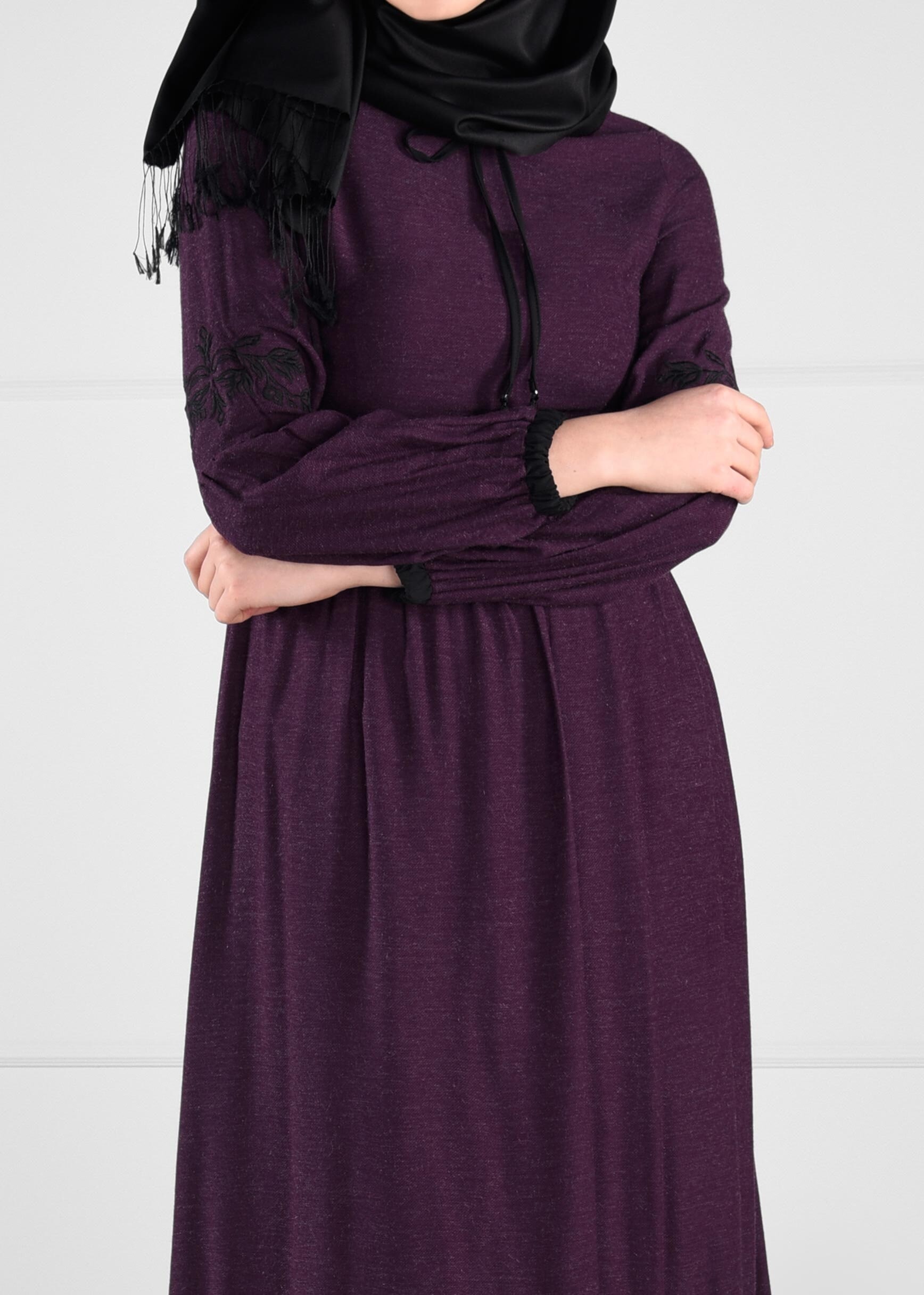 Tesettür giyim MOR NAKIŞ İŞLEME DETAYLI PÜSKÜLLÜ ELBİSE 4599-1 