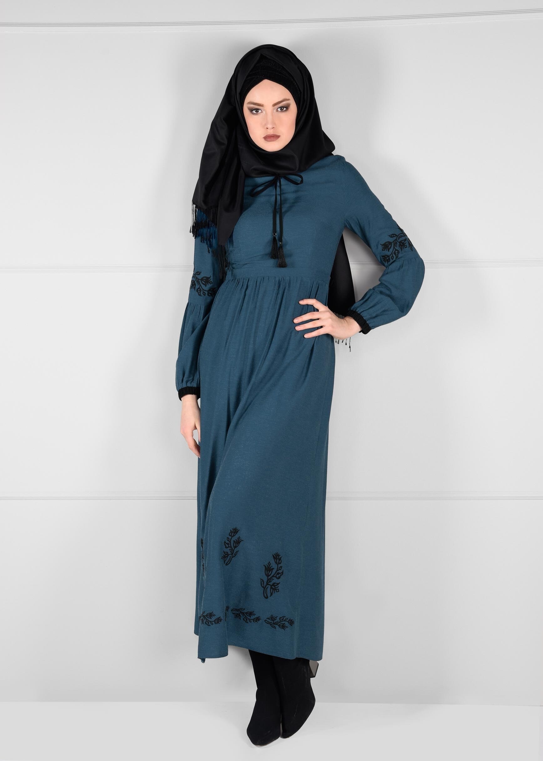 Tesettür giyim MAVİ NAKIŞ İŞLEME DETAYLI PÜSKÜLLÜ ELBİSE 4599-1 