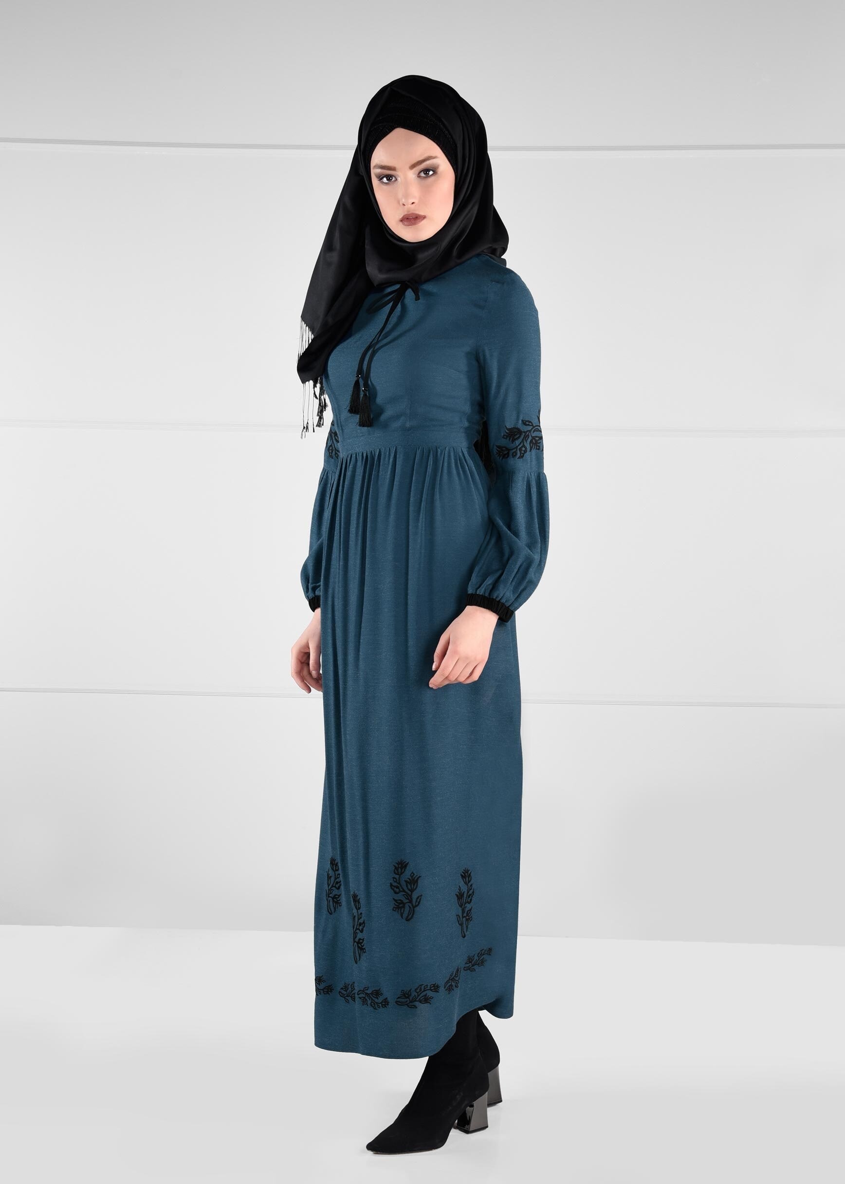 Tesettür giyim MAVİ NAKIŞ İŞLEME DETAYLI PÜSKÜLLÜ ELBİSE 4599-1 