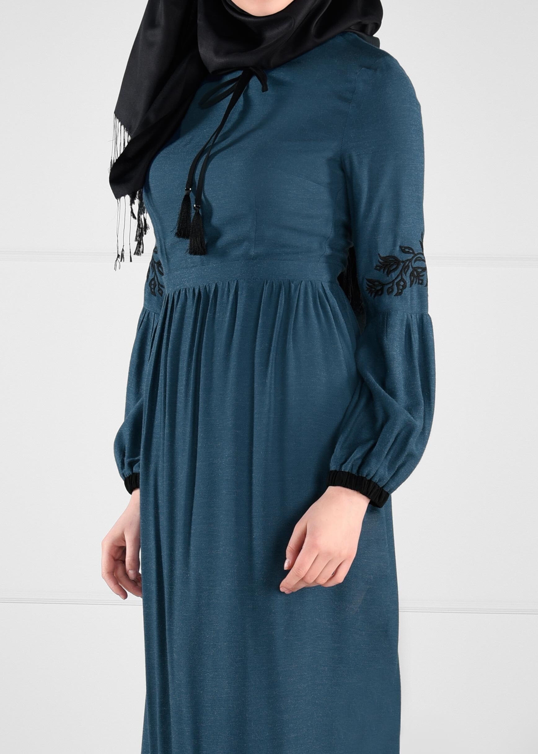Tesettür giyim MAVİ NAKIŞ İŞLEME DETAYLI PÜSKÜLLÜ ELBİSE 4599-1 