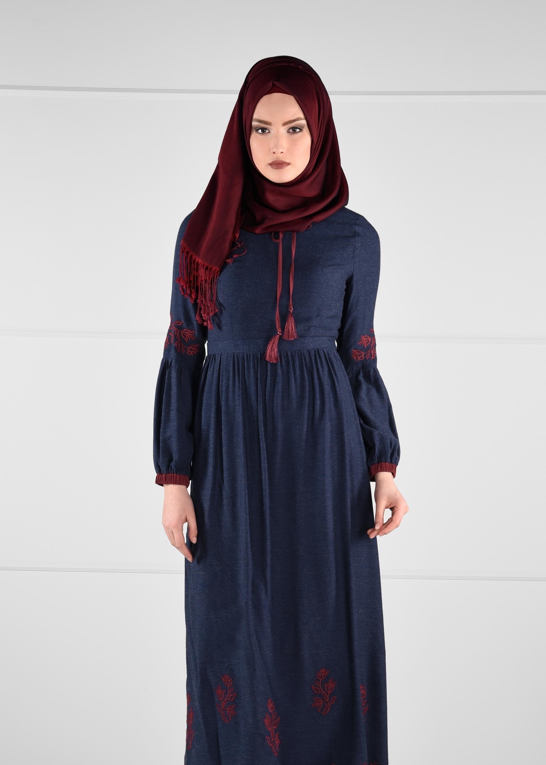 Tesettür giyim LACİVERT NAKIŞ İŞLEME DETAYLI PÜSKÜLLÜ ELBİSE 4599-1 