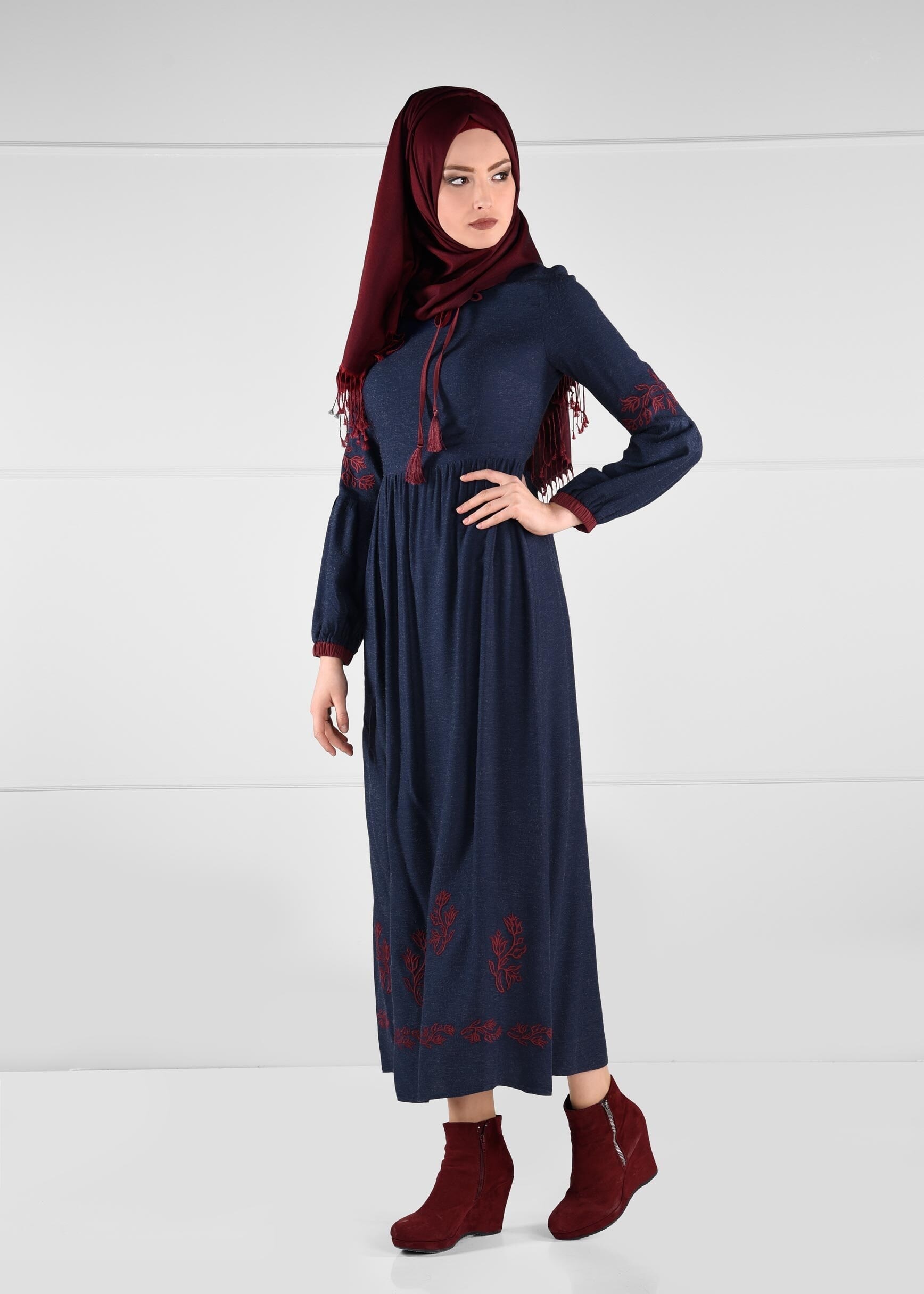 Tesettür giyim LACİVERT NAKIŞ İŞLEME DETAYLI PÜSKÜLLÜ ELBİSE 4599-1 