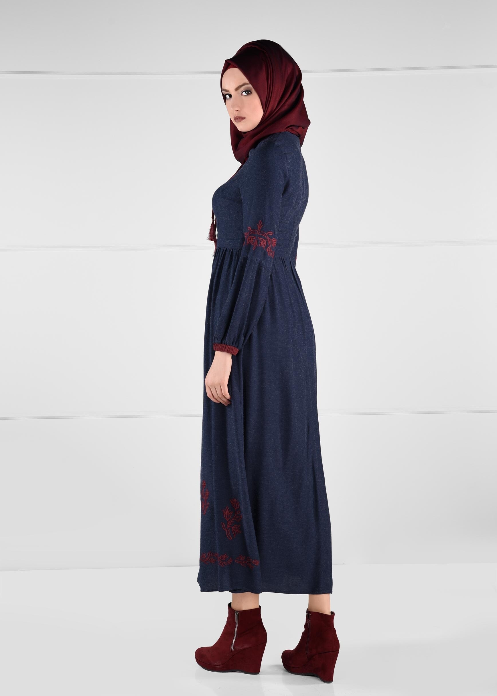 Tesettür giyim LACİVERT NAKIŞ İŞLEME DETAYLI PÜSKÜLLÜ ELBİSE 4599-1 