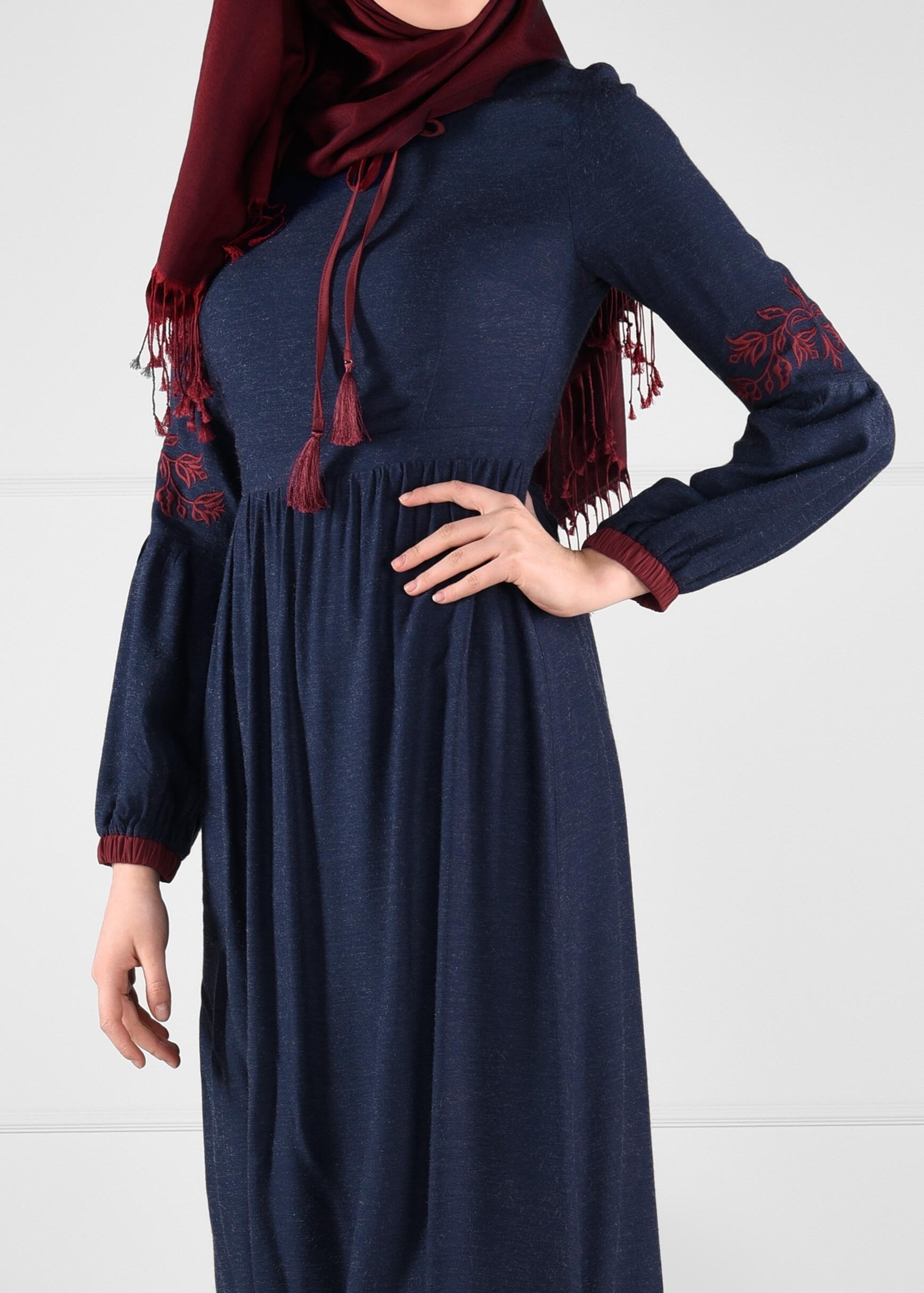 Tesettür giyim LACİVERT NAKIŞ İŞLEME DETAYLI PÜSKÜLLÜ ELBİSE 4599-1 