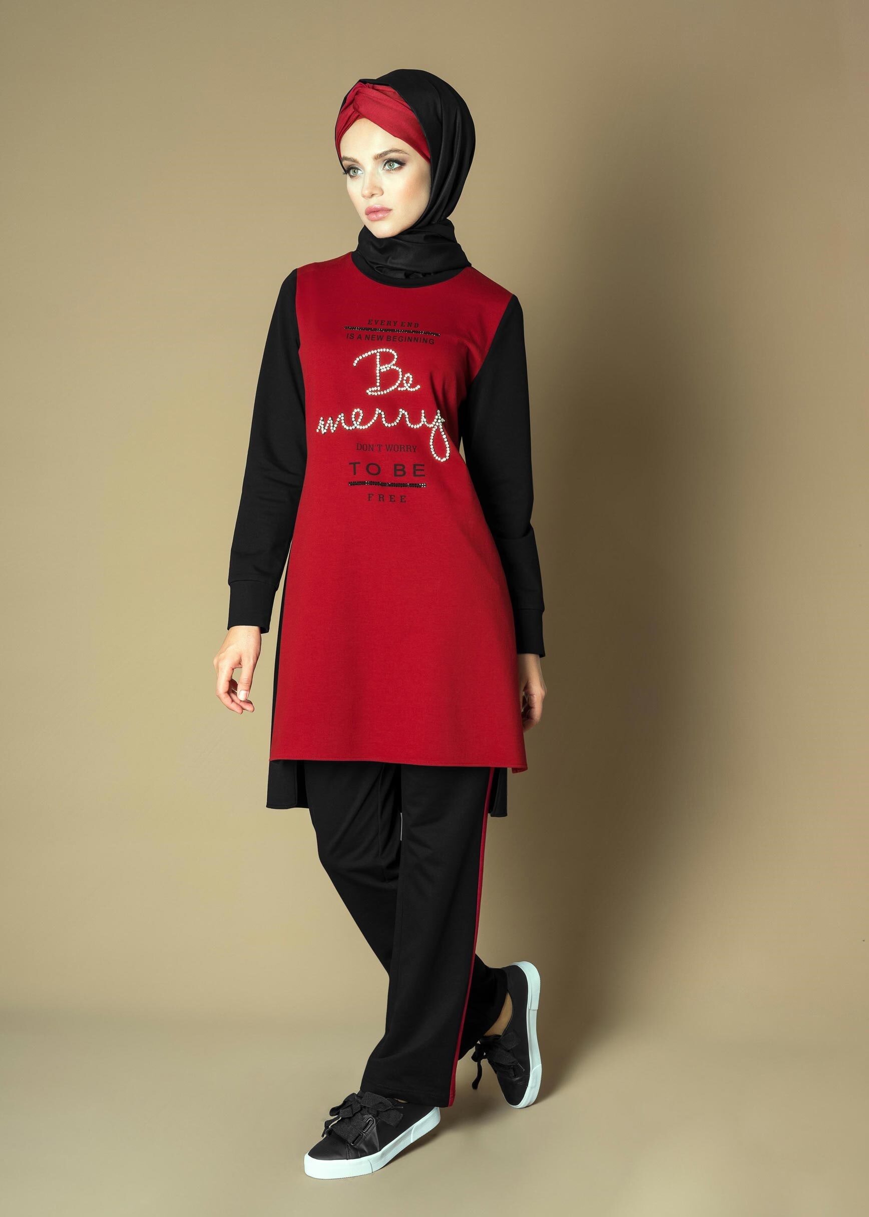 Tesettür giyim SİYAH BONCUK VE TAŞ İŞLEMELİ 2&prime;Lİ EŞOFMAN TAKIM 4657