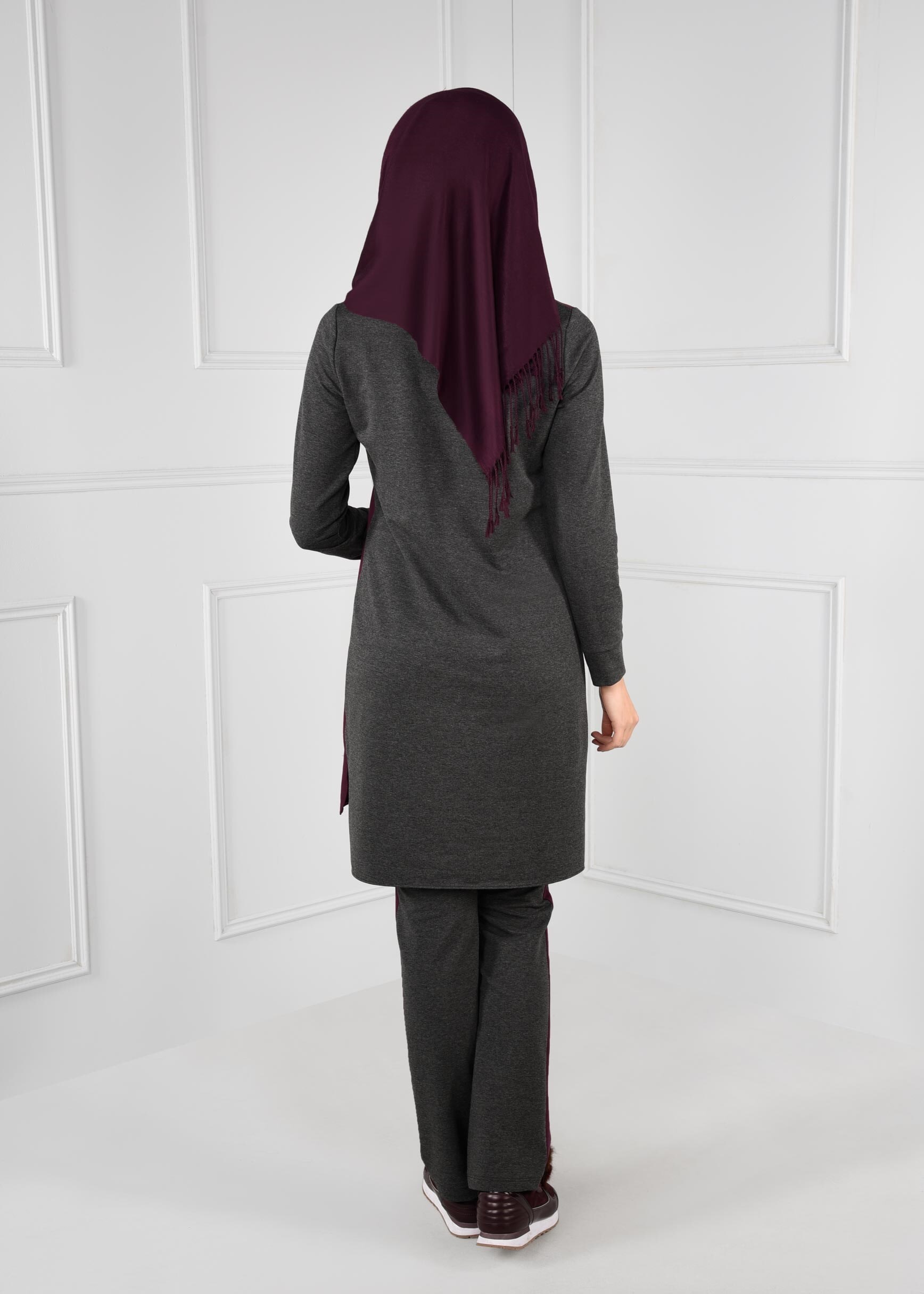 Tesettür giyim GRİ BONCUK VE TAŞ İŞLEMELİ 2&prime;Lİ EŞOFMAN TAKIM 4657