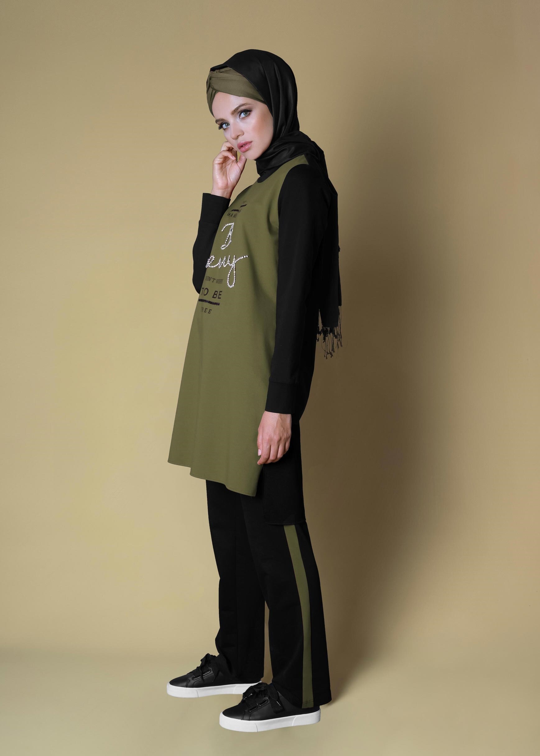 Tesettür giyim SİYAH BONCUK VE TAŞ İŞLEMELİ 2&prime;Lİ EŞOFMAN TAKIM 4657