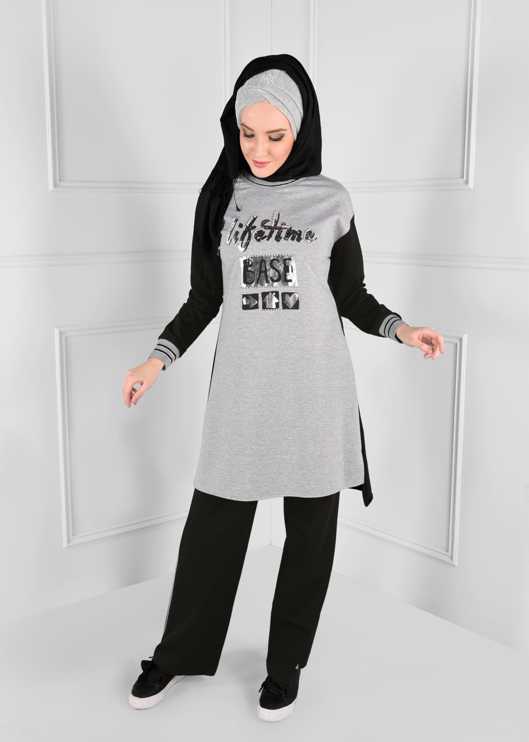 Tesettür giyim GRİ ÖNÜ BASKILI KOLLARI YAKASI SİMLİ 2Lİ EŞOFMAN TAKIM 4691 