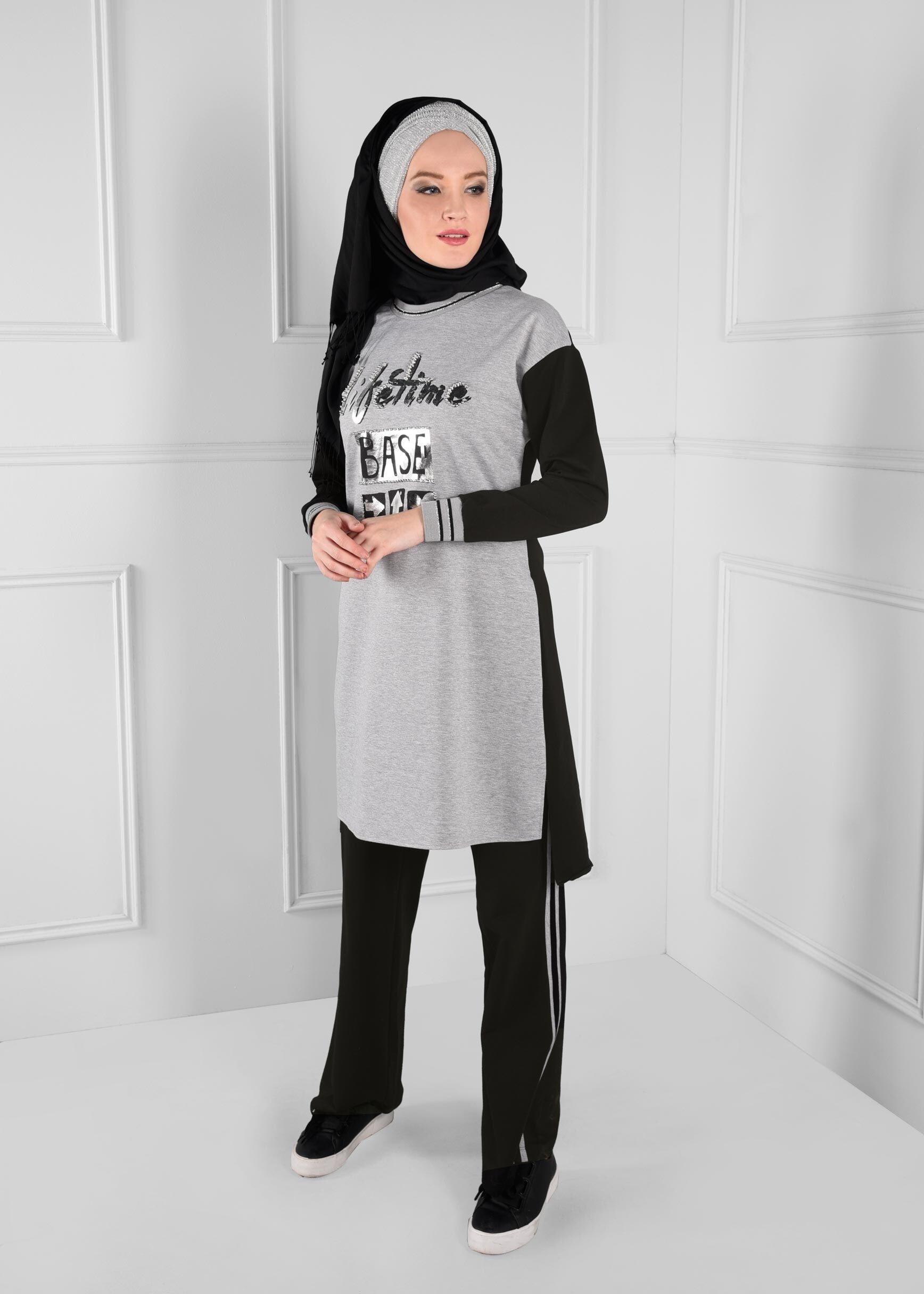 Tesettür giyim GRİ ÖNÜ BASKILI KOLLARI YAKASI SİMLİ 2Lİ EŞOFMAN TAKIM 4691 