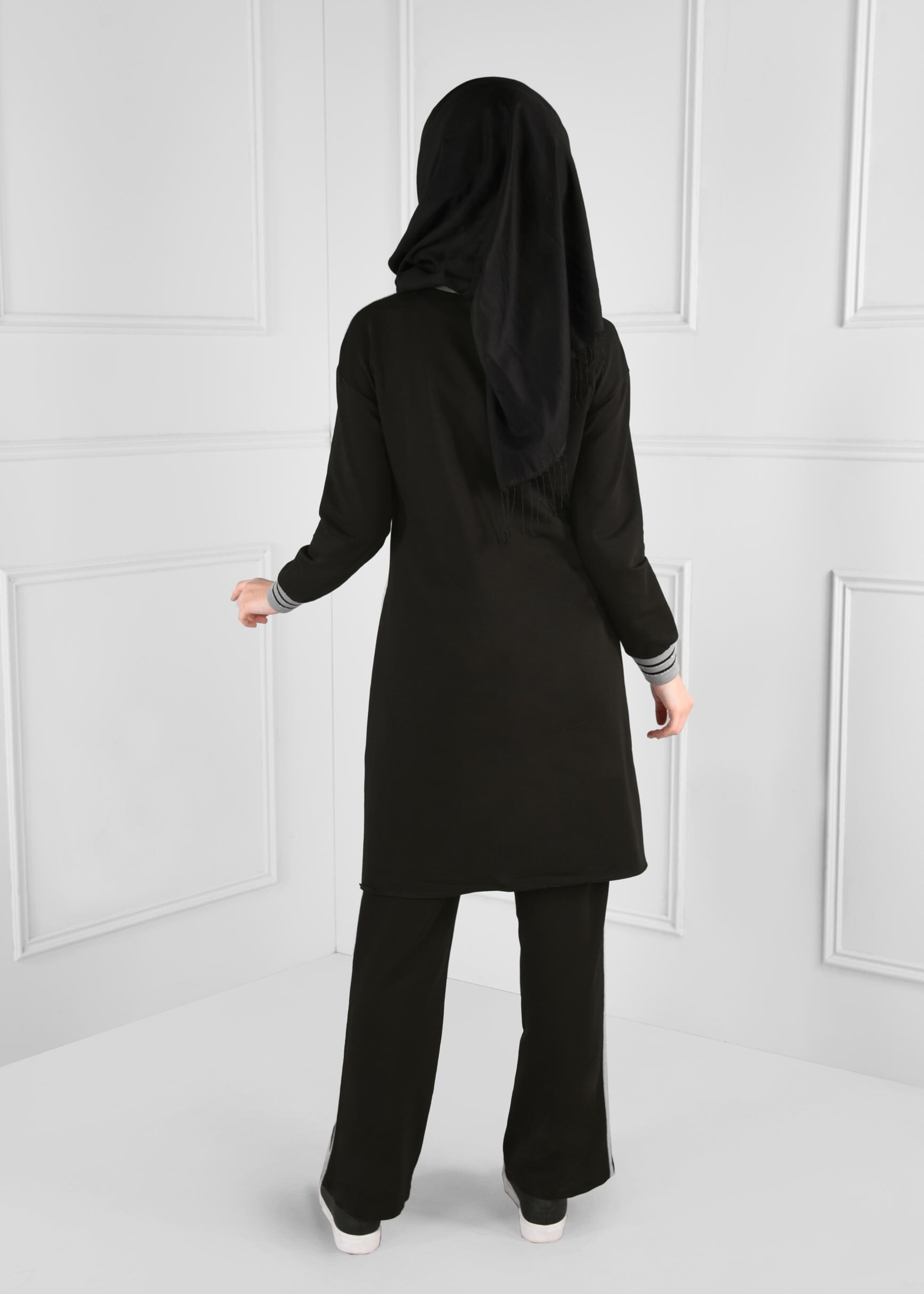 Tesettür giyim GRİ ÖNÜ BASKILI KOLLARI YAKASI SİMLİ 2Lİ EŞOFMAN TAKIM 4691 