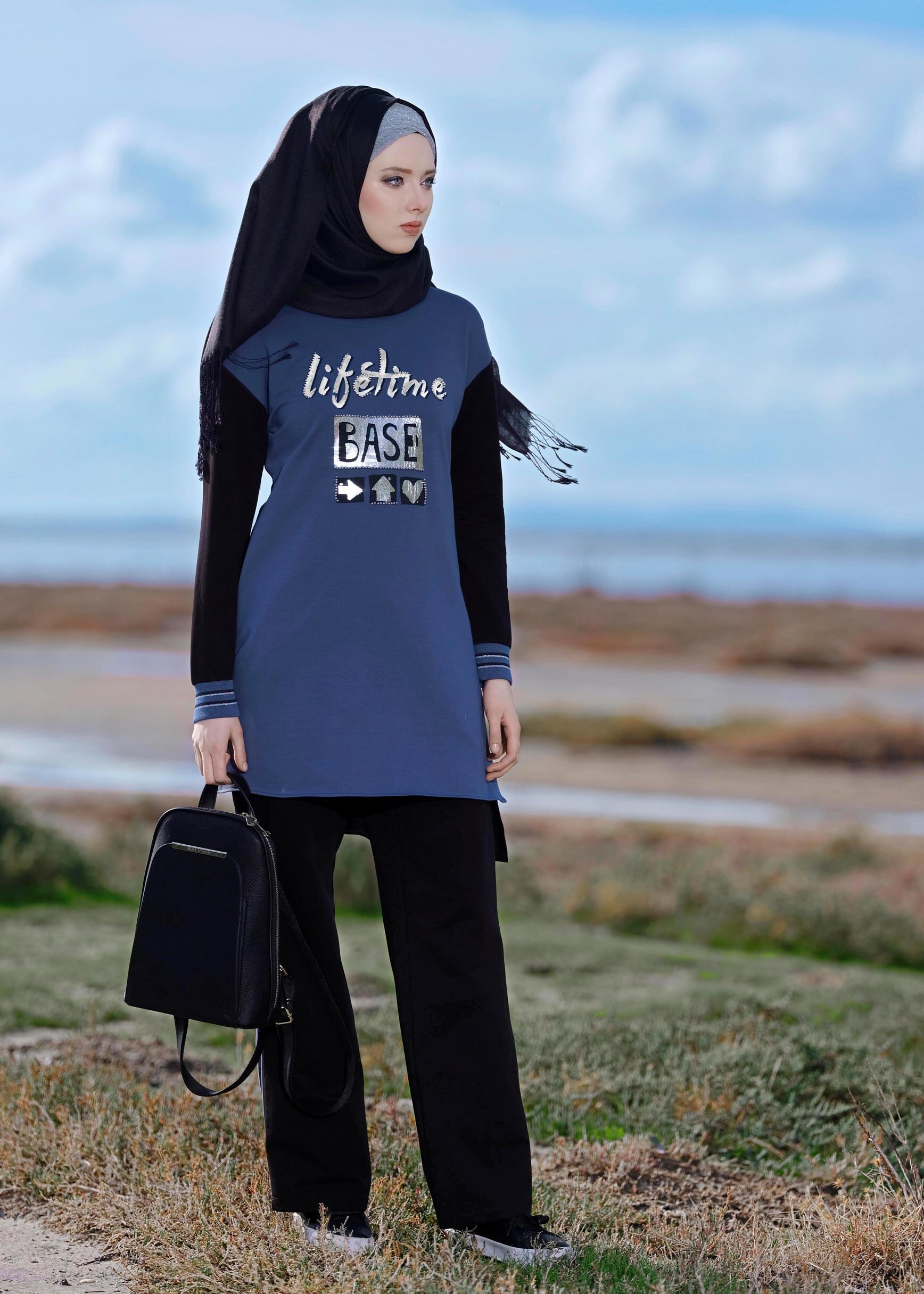 Tesettür giyim LACİVERT ÖNÜ BASKILI KOLLARI YAKASI SİMLİ 2Lİ EŞOFMAN TAKIM 4691 