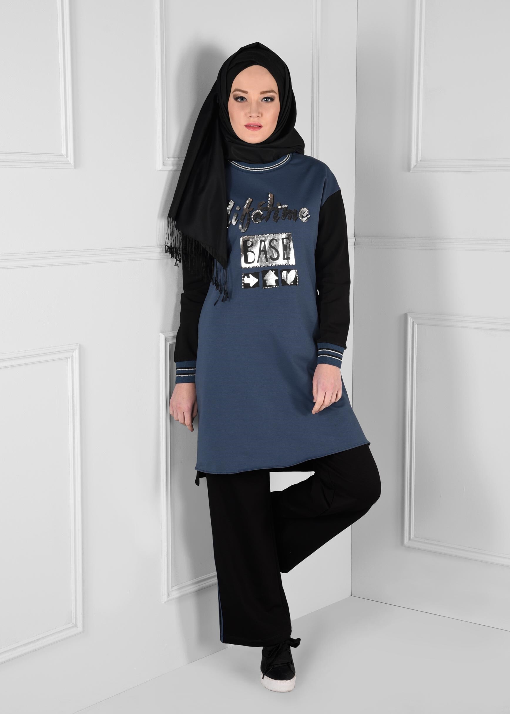 Tesettür giyim LACİVERT ÖNÜ BASKILI KOLLARI YAKASI SİMLİ 2Lİ EŞOFMAN TAKIM 4691 