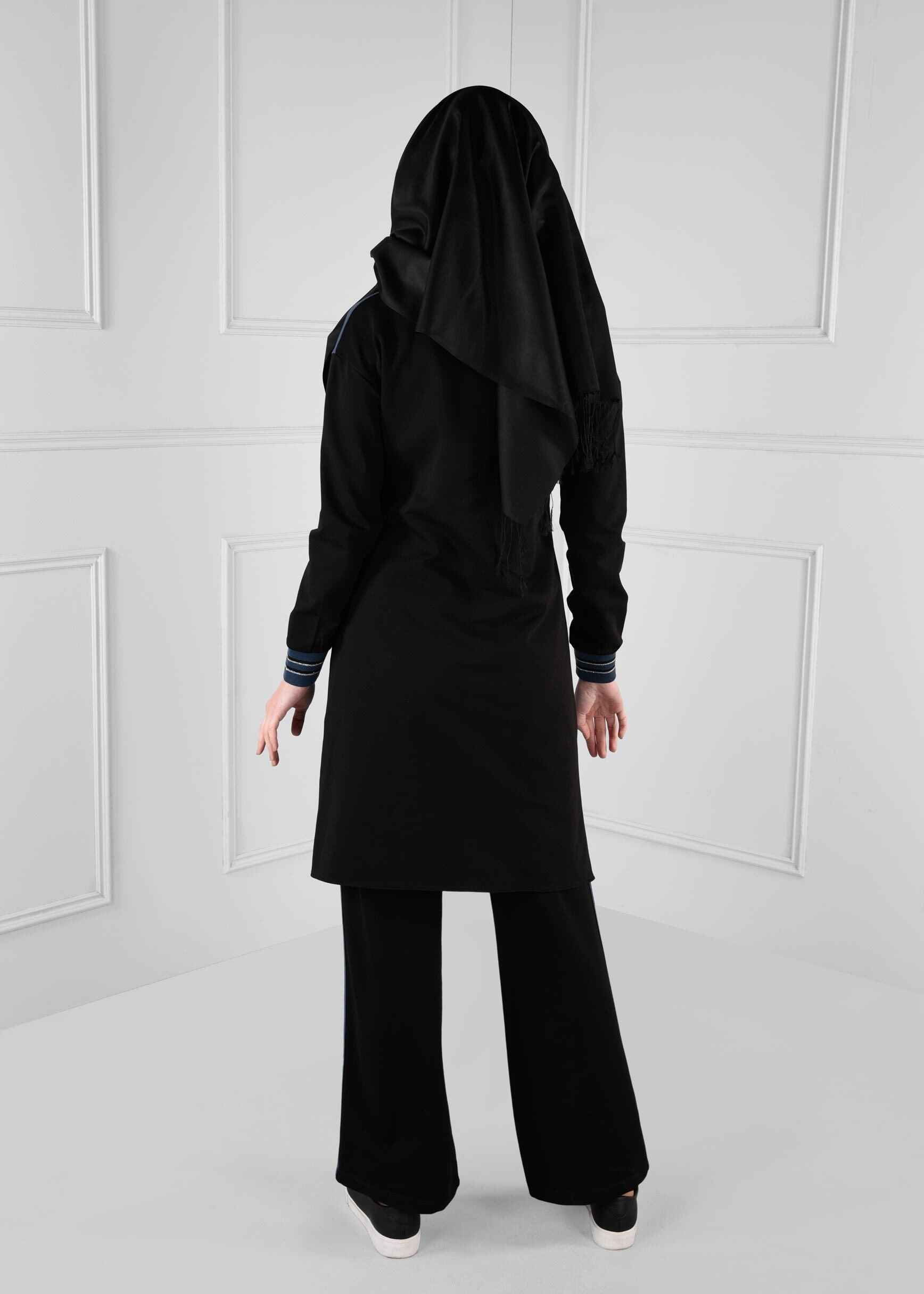 Tesettür giyim LACİVERT ÖNÜ BASKILI KOLLARI YAKASI SİMLİ 2Lİ EŞOFMAN TAKIM 4691 