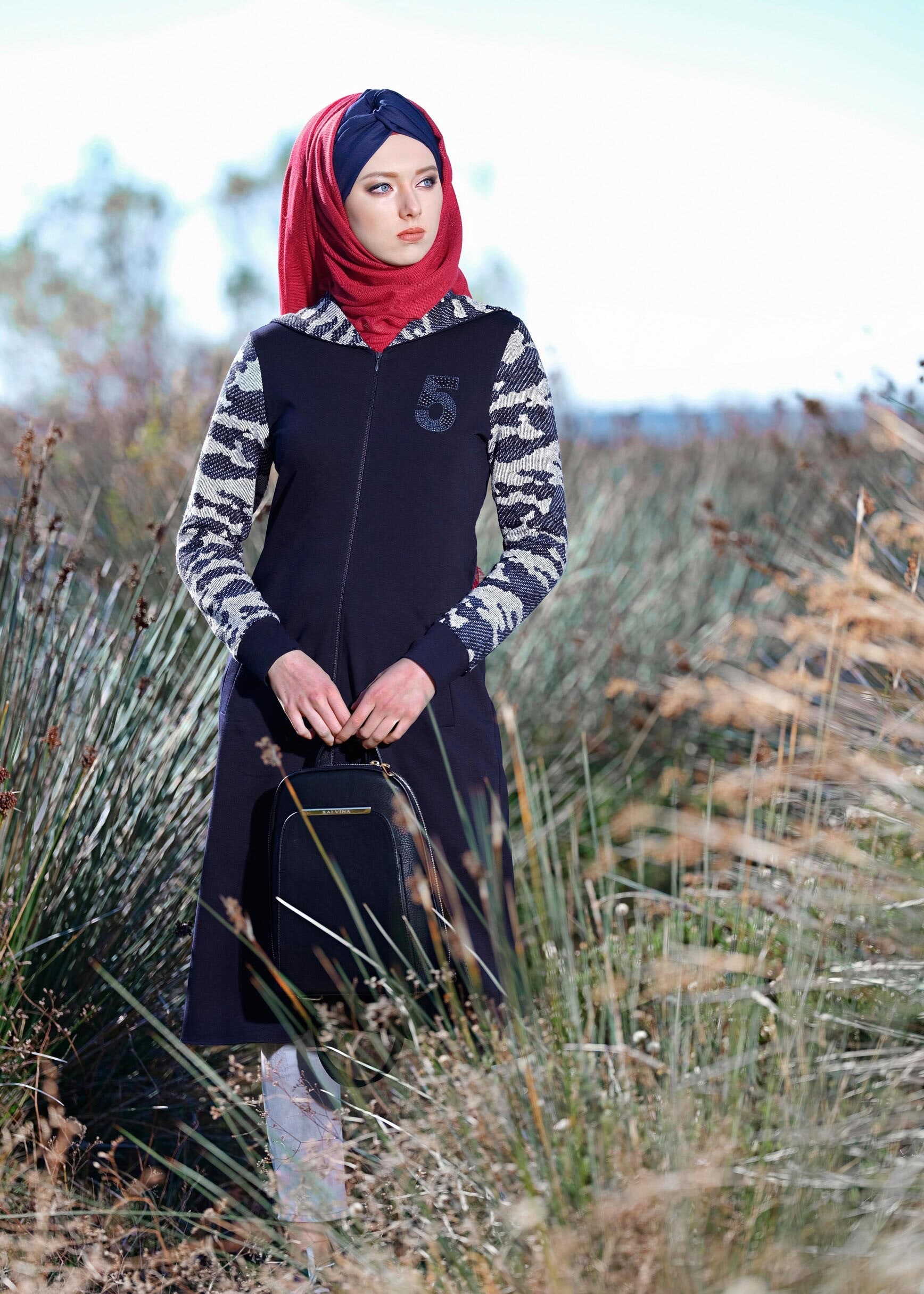 Tesettür giyim LACİVERT KOLLARI KAMUFLAJ DESENLİ KAPÜŞONLU FERMUARLI EŞOFMAN TUNİK 4694