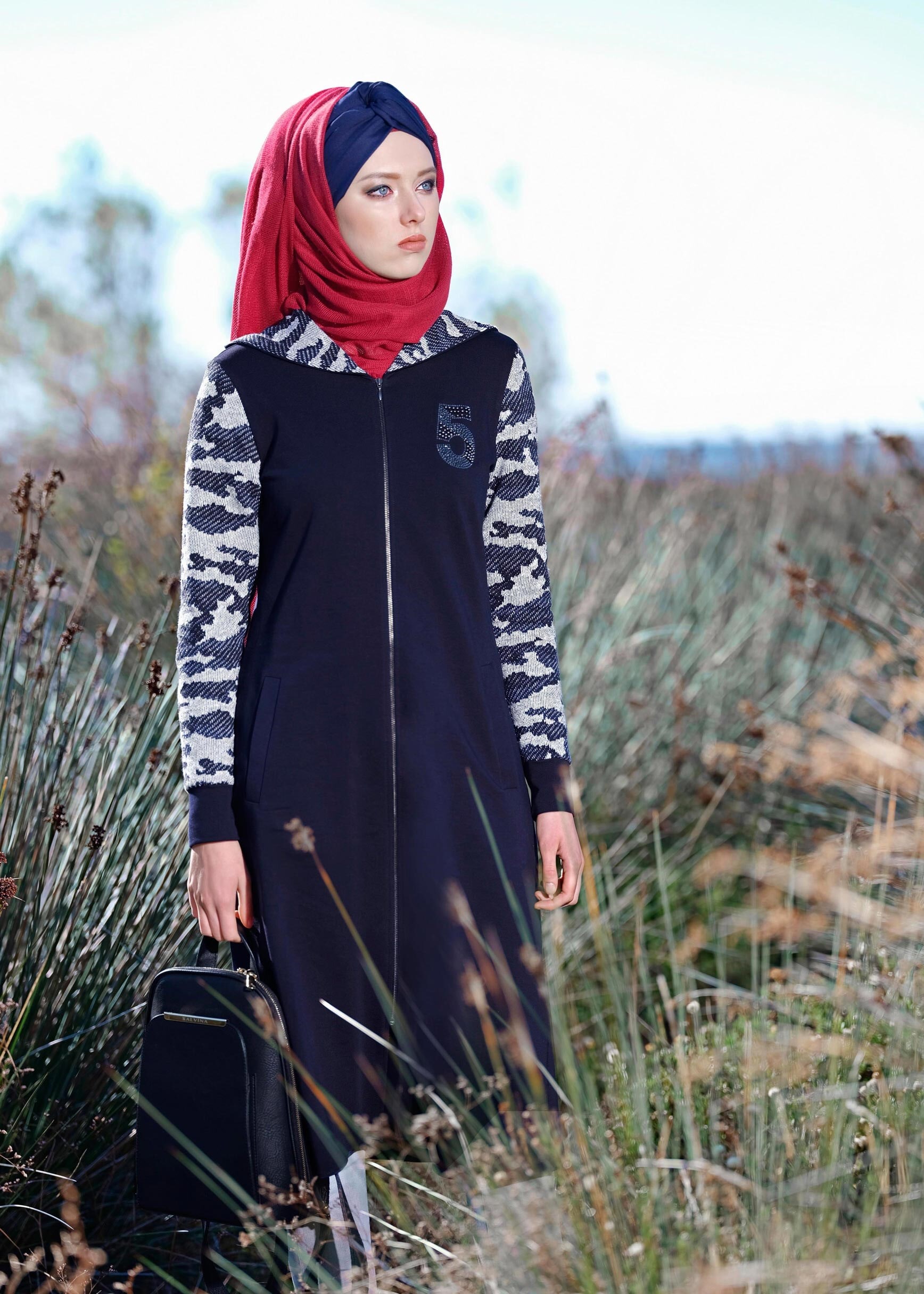 Tesettür giyim LACİVERT KOLLARI KAMUFLAJ DESENLİ KAPÜŞONLU FERMUARLI EŞOFMAN TUNİK 4694