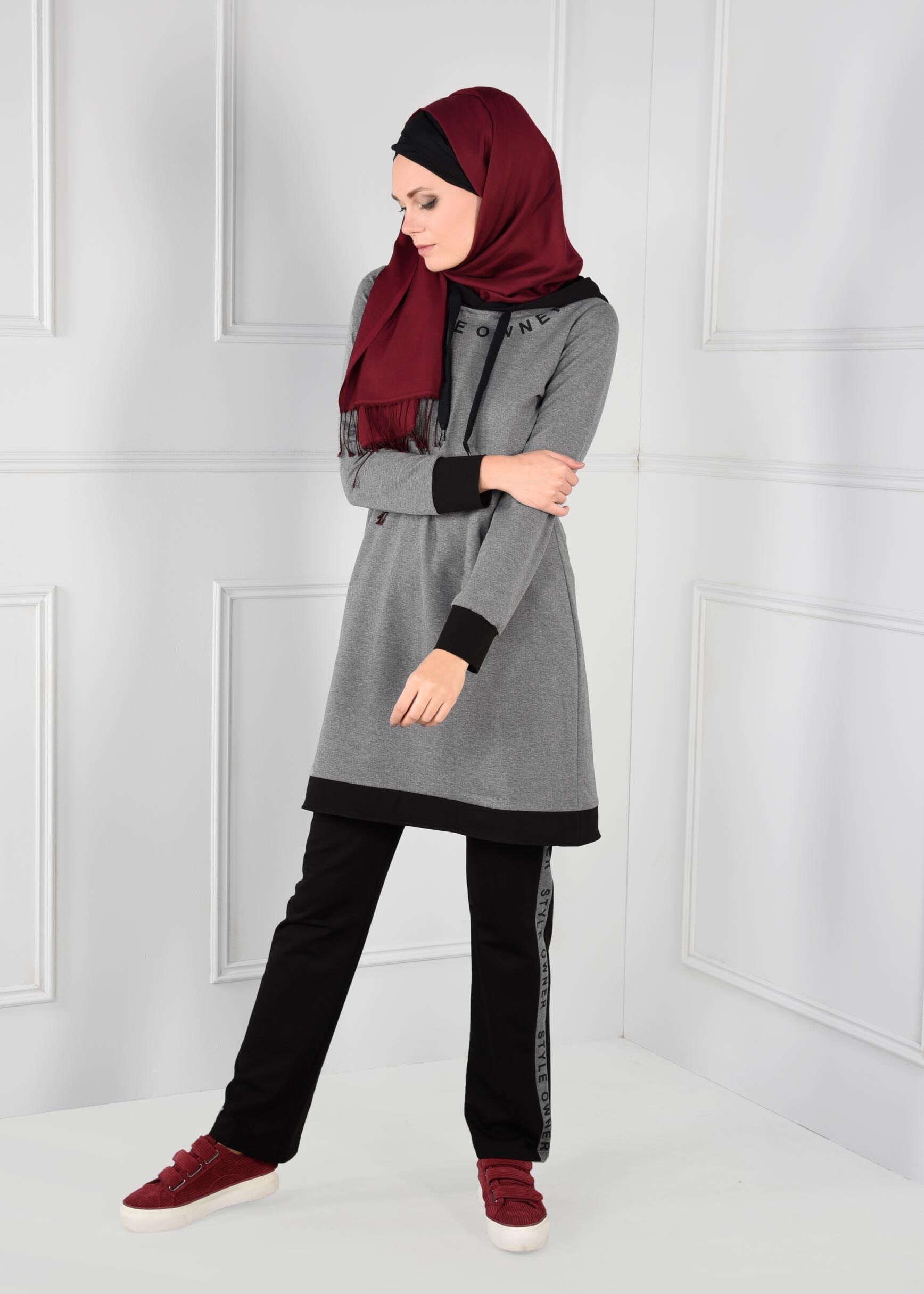 Tesettür giyim GRİ KAPÜŞONLU YAZI DETAYLI 2Lİ PANTOLON EŞOFMAN TAKIMI 4695