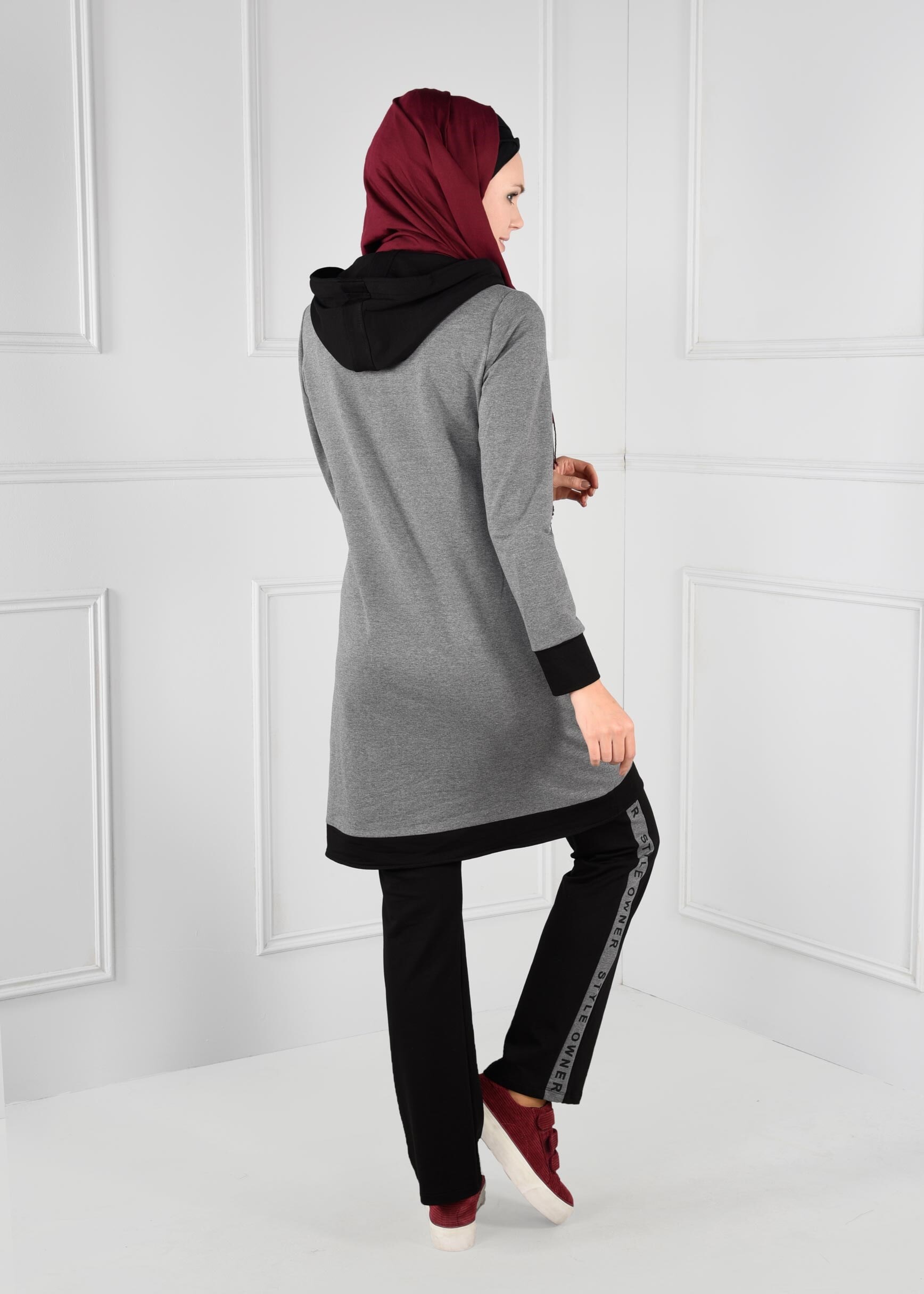 Tesettür giyim GRİ KAPÜŞONLU YAZI DETAYLI 2Lİ PANTOLON EŞOFMAN TAKIMI 4695