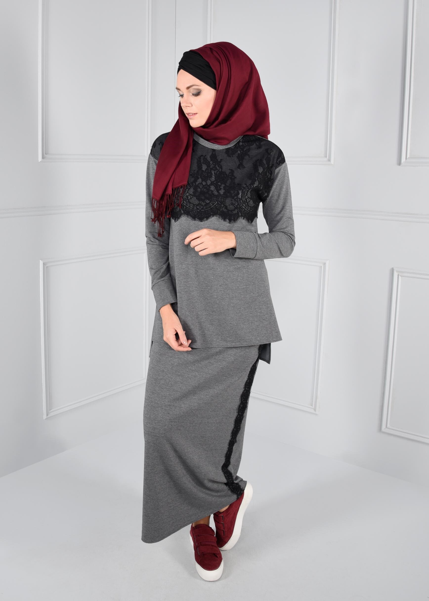 Tesettür giyim GRİ ÜST KISMI DANTEL DETAYLI YANLARI ŞERİT İŞLEMELİ 2Lİ ETEKLİ EŞOFMAN TAKIM 4720