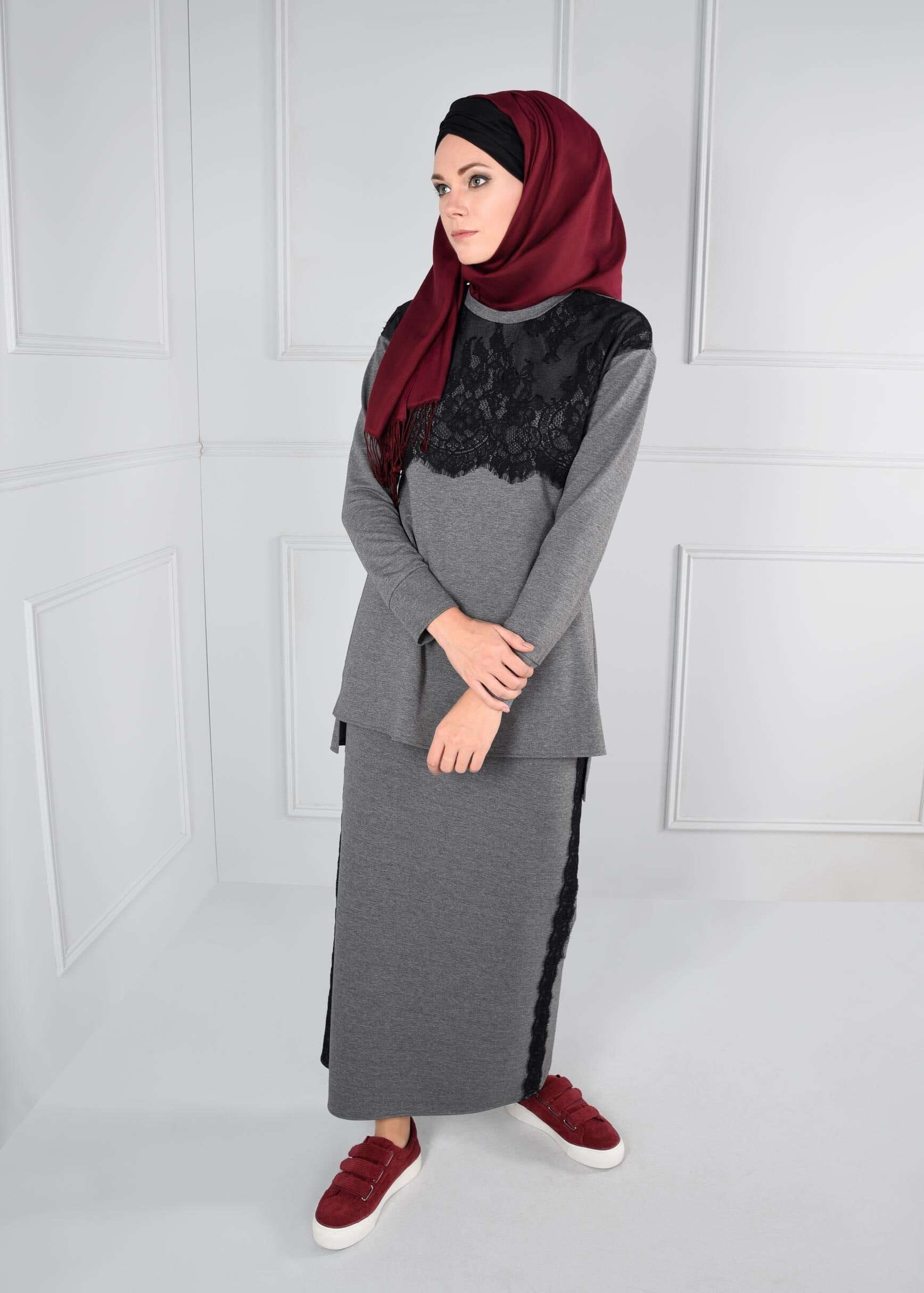 Tesettür giyim GRİ ÜST KISMI DANTEL DETAYLI YANLARI ŞERİT İŞLEMELİ 2Lİ ETEKLİ EŞOFMAN TAKIM 4720
