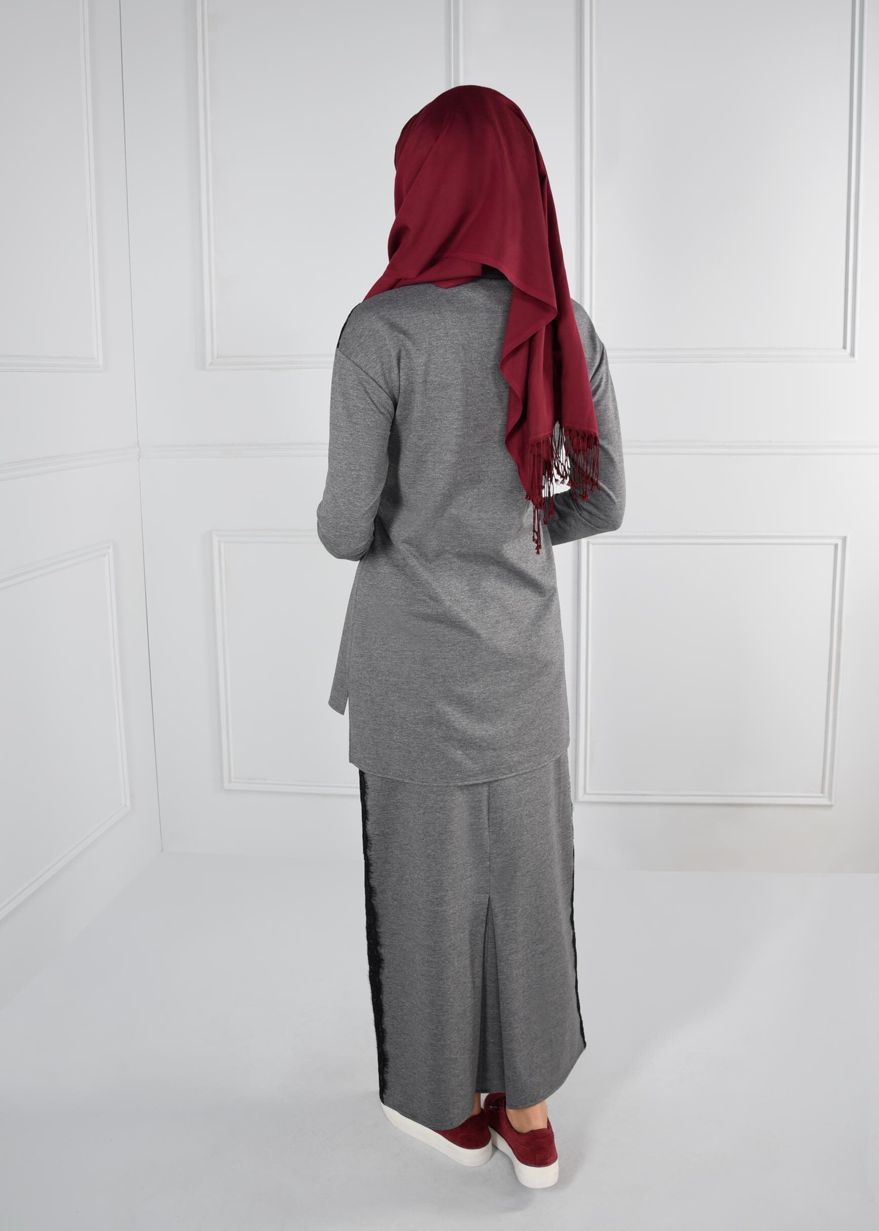Tesettür giyim GRİ ÜST KISMI DANTEL DETAYLI YANLARI ŞERİT İŞLEMELİ 2Lİ ETEKLİ EŞOFMAN TAKIM 4720
