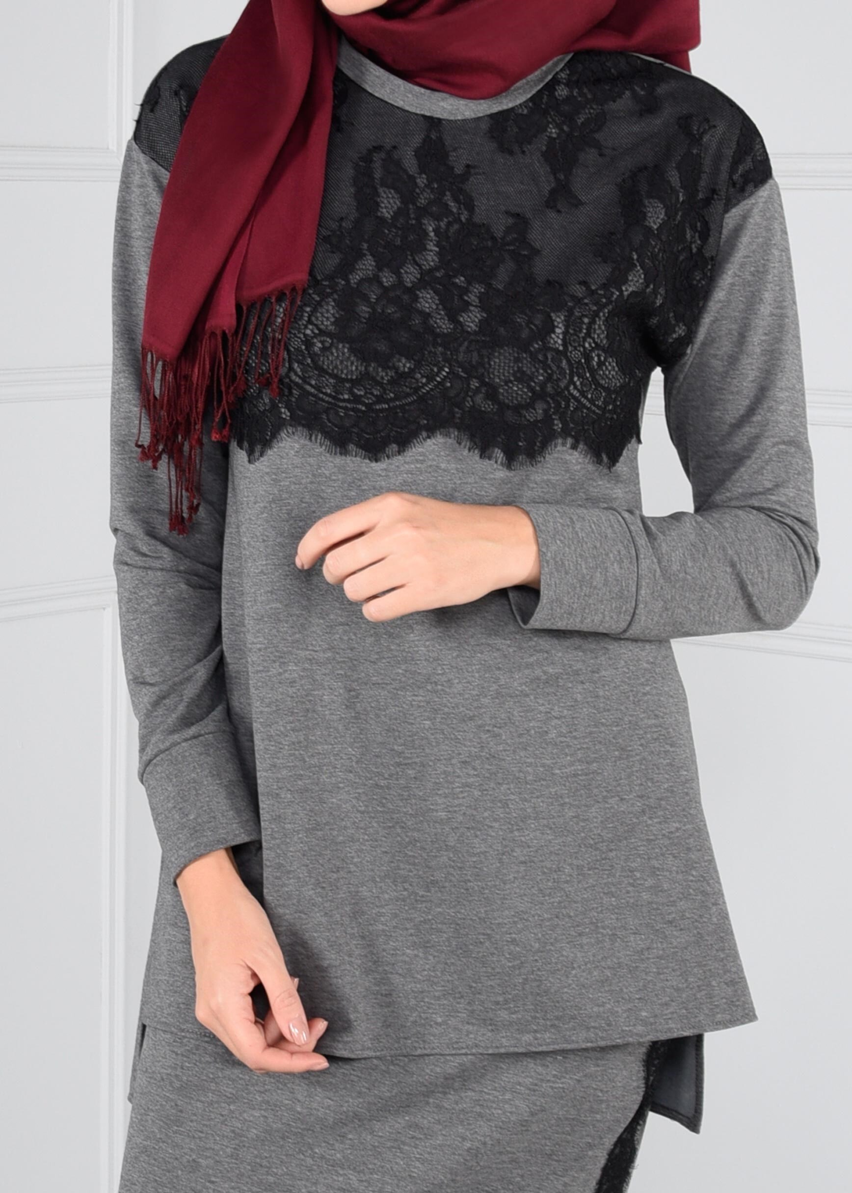 Tesettür giyim GRİ ÜST KISMI DANTEL DETAYLI YANLARI ŞERİT İŞLEMELİ 2Lİ ETEKLİ EŞOFMAN TAKIM 4720