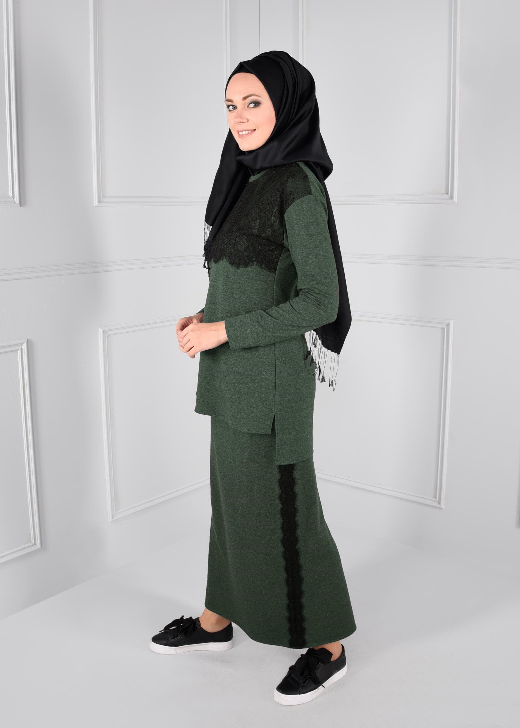 Tesettür giyim YEŞİL ÜST KISMI DANTEL DETAYLI YANLARI ŞERİT İŞLEMELİ 2Lİ ETEKLİ EŞOFMAN TAKIM 4720