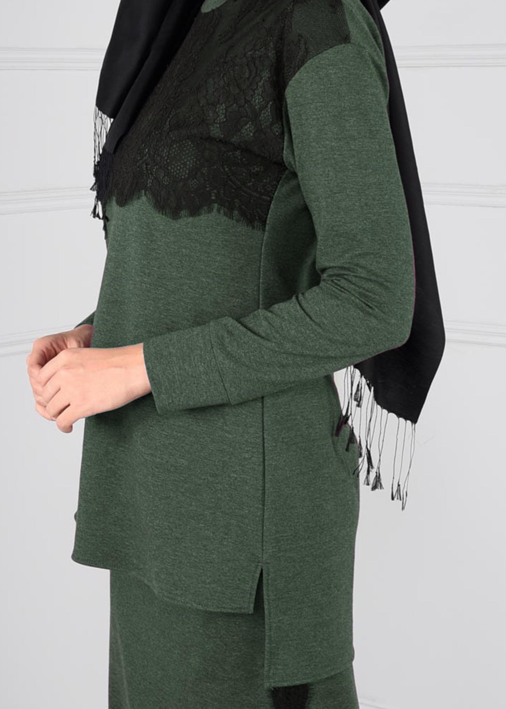 Tesettür giyim YEŞİL ÜST KISMI DANTEL DETAYLI YANLARI ŞERİT İŞLEMELİ 2Lİ ETEKLİ EŞOFMAN TAKIM 4720