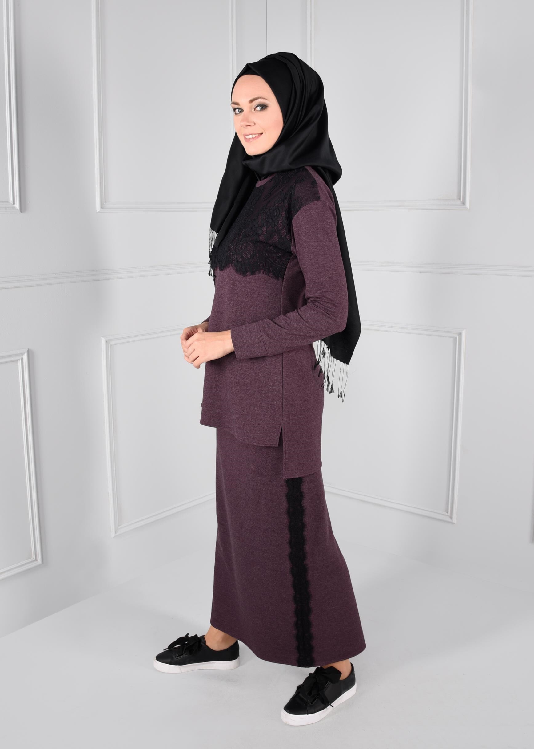 Tesettür giyim GRİ ÜST KISMI DANTEL DETAYLI YANLARI ŞERİT İŞLEMELİ 2Lİ ETEKLİ EŞOFMAN TAKIM 4720