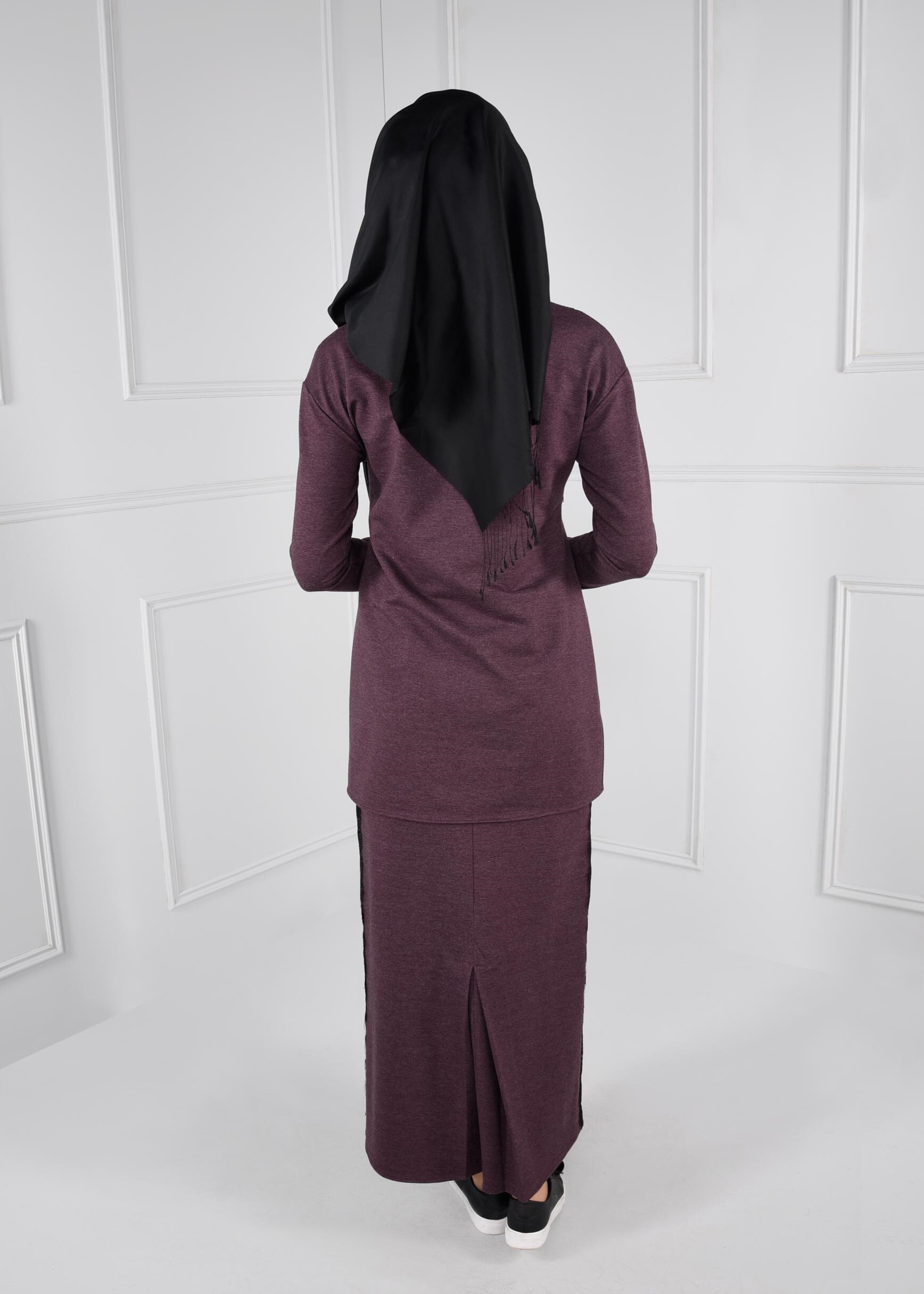 Tesettür giyim GRİ ÜST KISMI DANTEL DETAYLI YANLARI ŞERİT İŞLEMELİ 2Lİ ETEKLİ EŞOFMAN TAKIM 4720