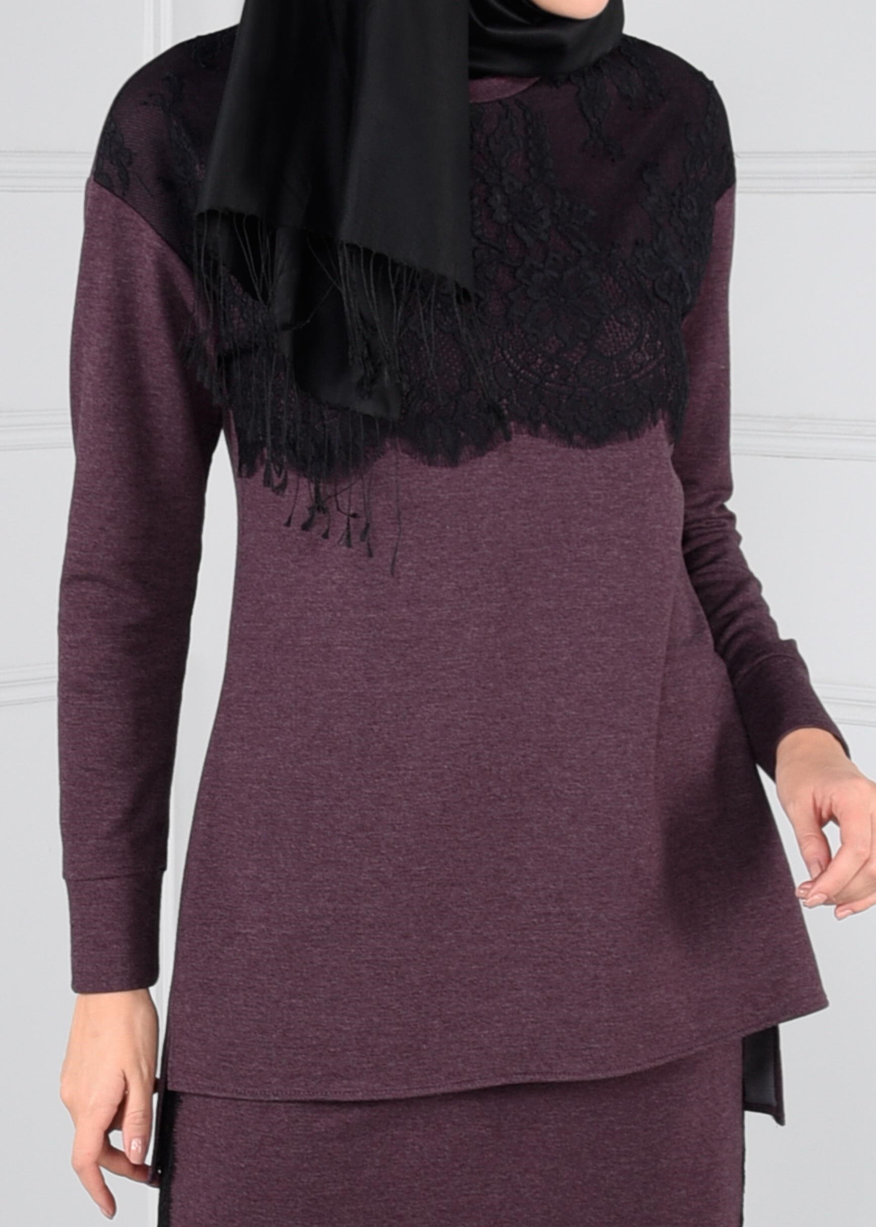 Tesettür giyim GRİ ÜST KISMI DANTEL DETAYLI YANLARI ŞERİT İŞLEMELİ 2Lİ ETEKLİ EŞOFMAN TAKIM 4720