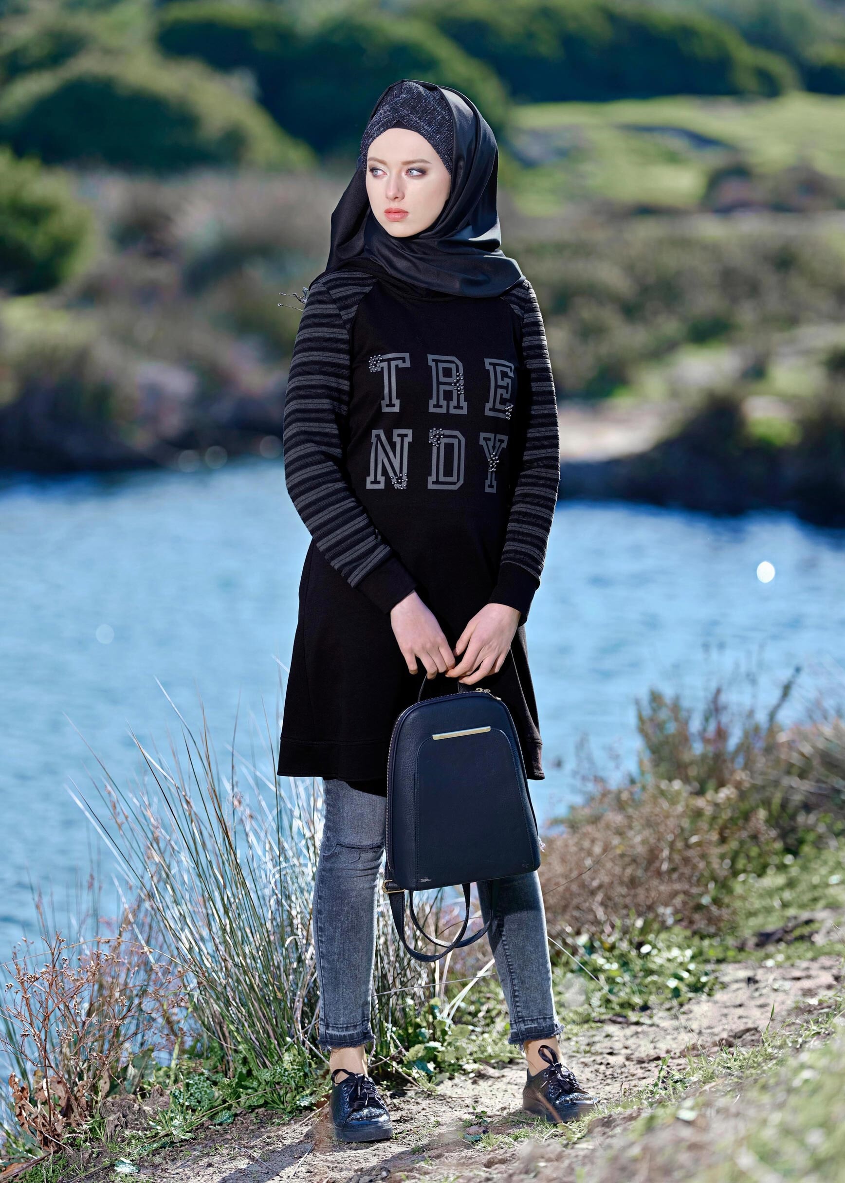 Tesettür giyim SİYAH KOLLARI ÇİZGİLİ BASKILI EŞOFMAN TUNİK 4741