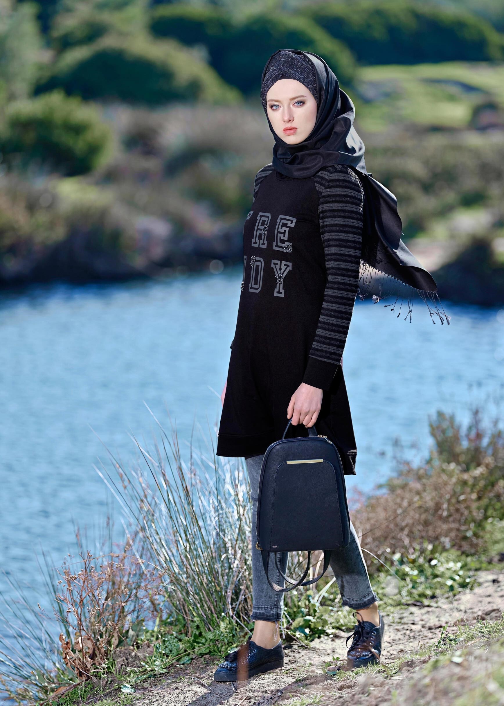 Tesettür giyim SİYAH KOLLARI ÇİZGİLİ BASKILI EŞOFMAN TUNİK 4741