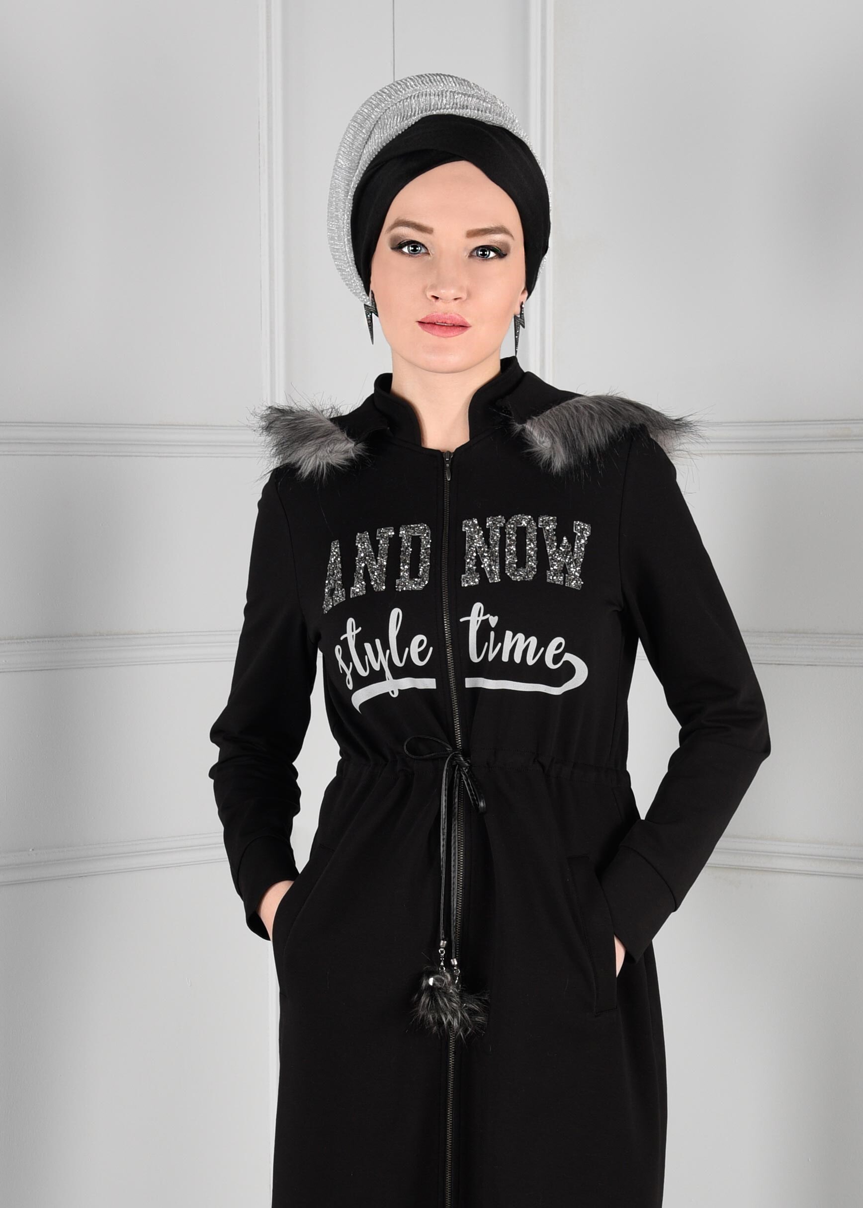 Tesettür giyim SİYAH YAZI BASKILI BELDEN BAĞCIKLI KAPÜŞONLU FERMUARLI EŞOFMAN TUNİK 4744