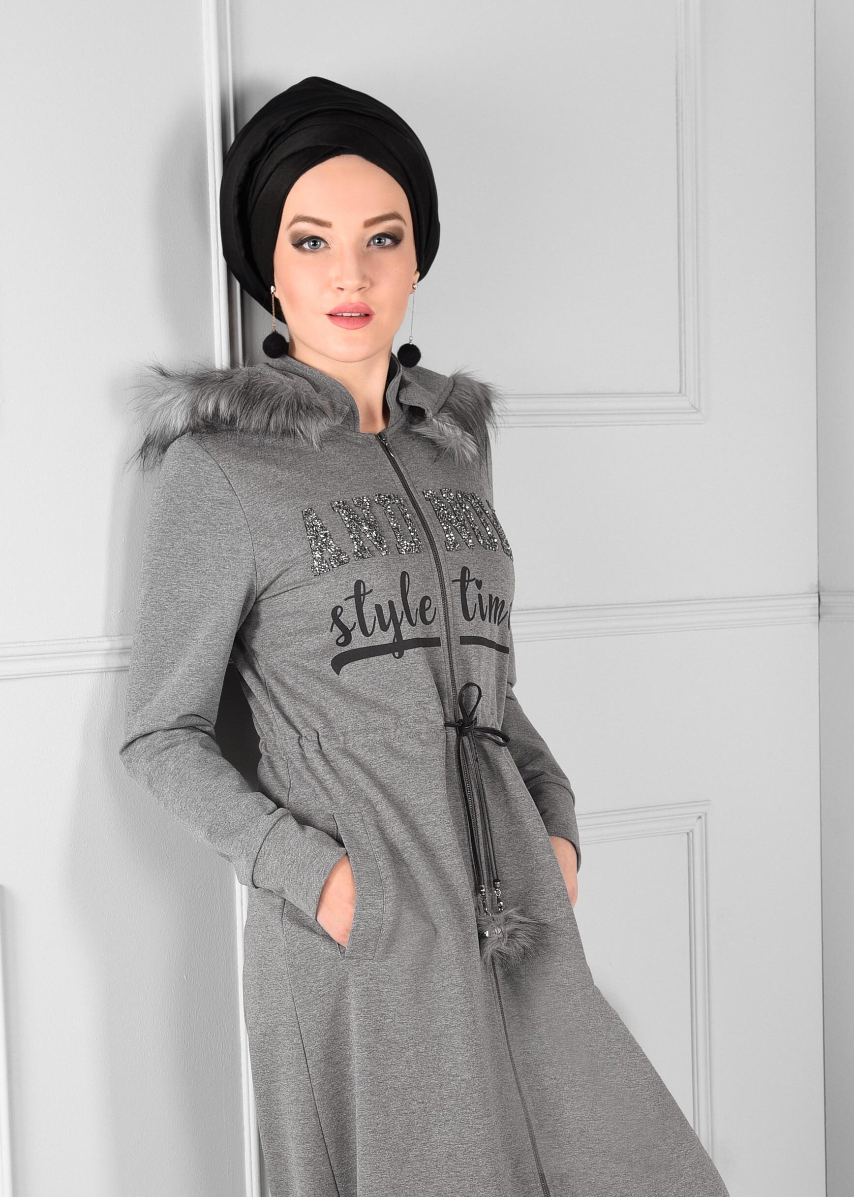 Tesettür giyim GRİ YAZI BASKILI BELDEN BAĞCIKLI KAPÜŞONLU FERMUARLI EŞOFMAN TUNİK 4744