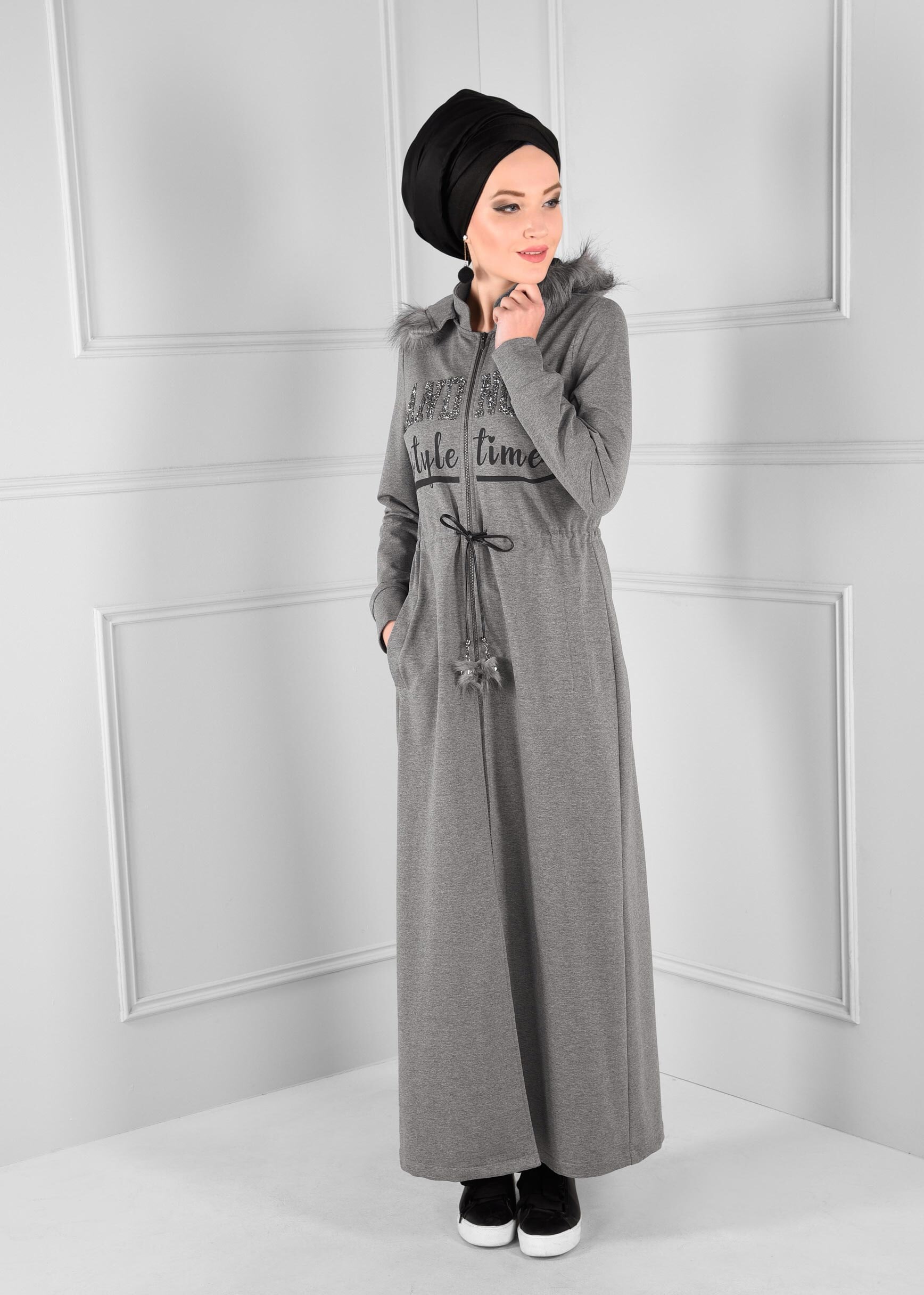 Tesettür giyim GRİ YAZI BASKILI BELDEN BAĞCIKLI KAPÜŞONLU FERMUARLI EŞOFMAN TUNİK 4744