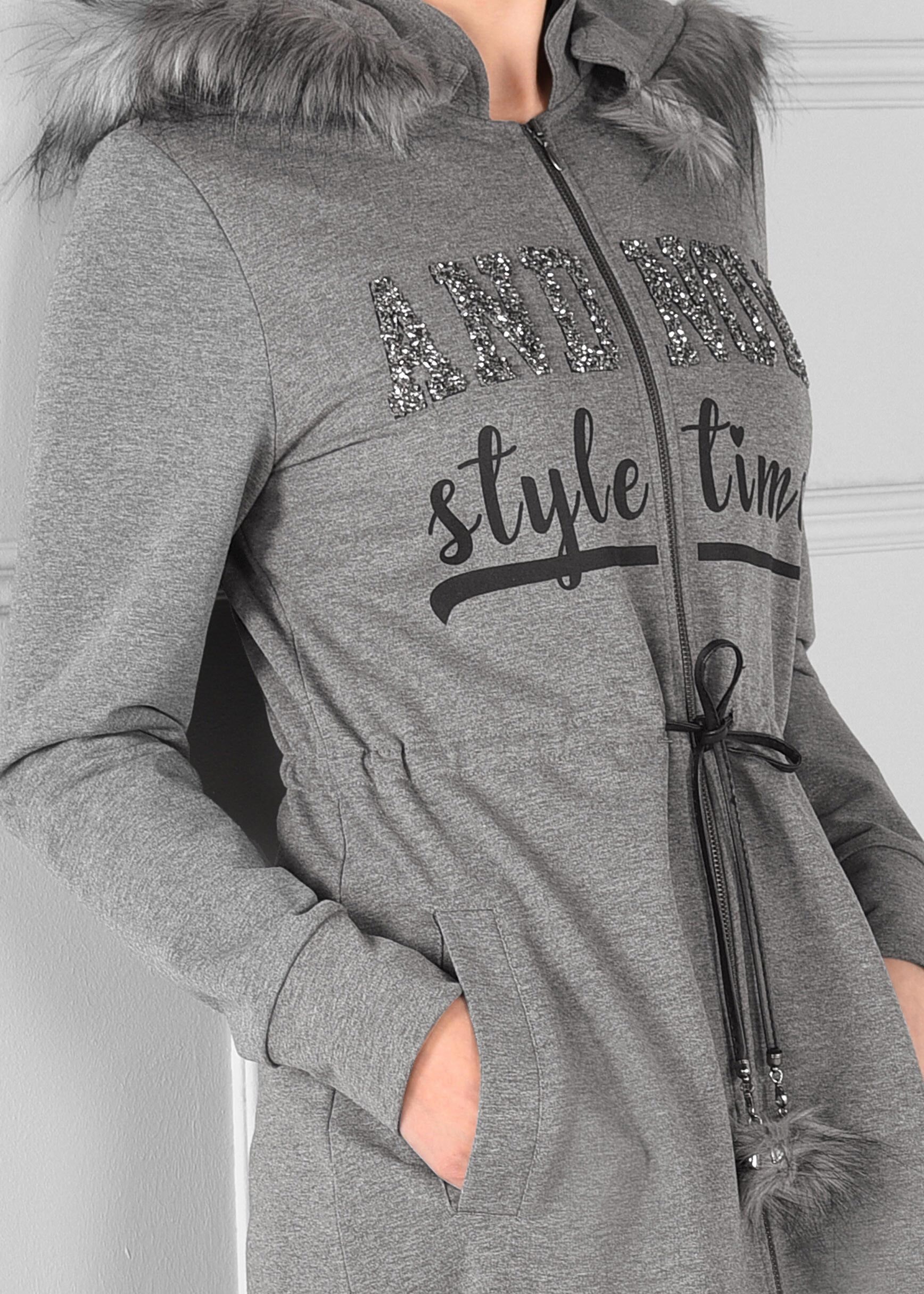 Tesettür giyim GRİ YAZI BASKILI BELDEN BAĞCIKLI KAPÜŞONLU FERMUARLI EŞOFMAN TUNİK 4744