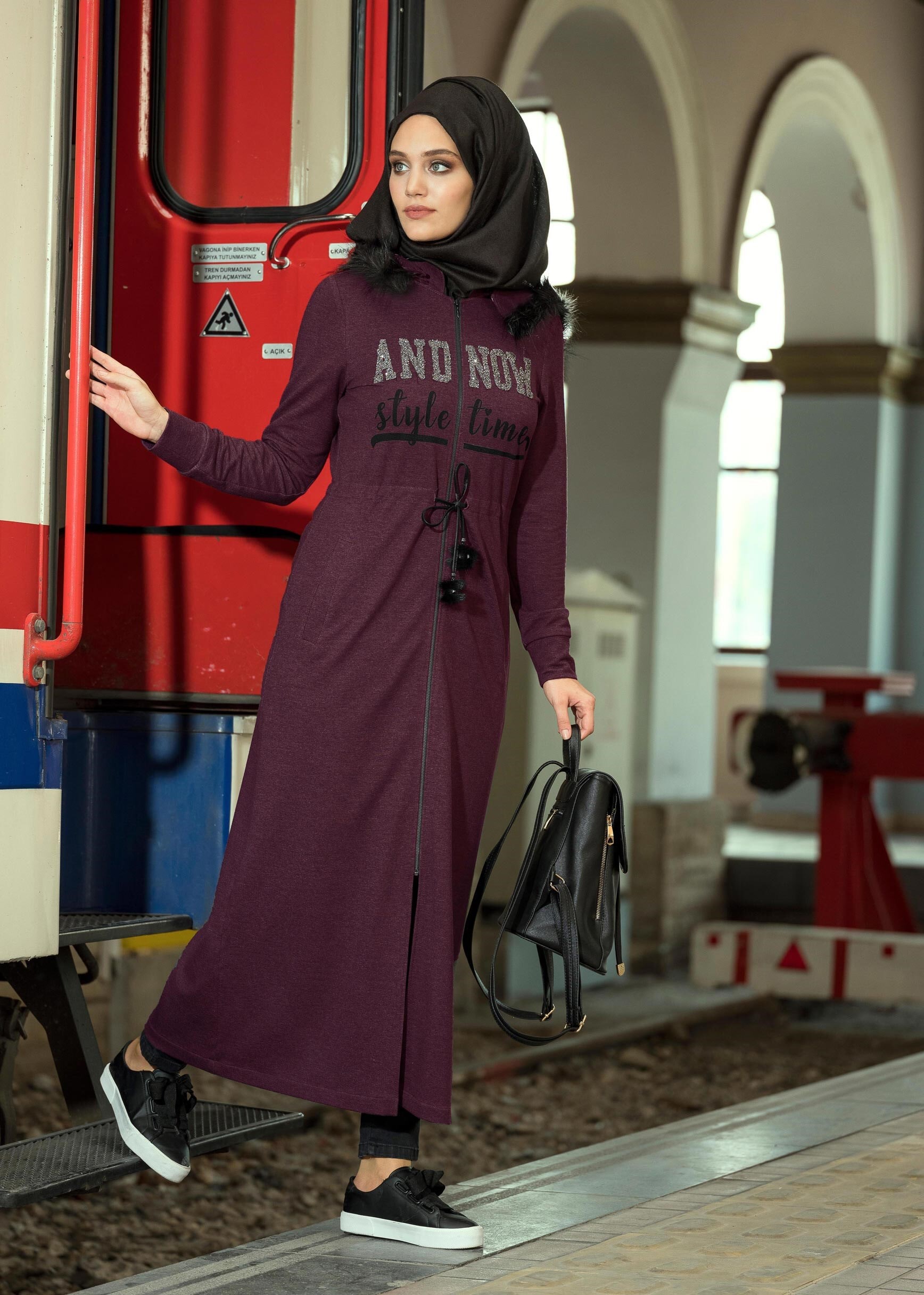 Tesettür giyim GRİ YAZI BASKILI BELDEN BAĞCIKLI KAPÜŞONLU FERMUARLI EŞOFMAN TUNİK 4744