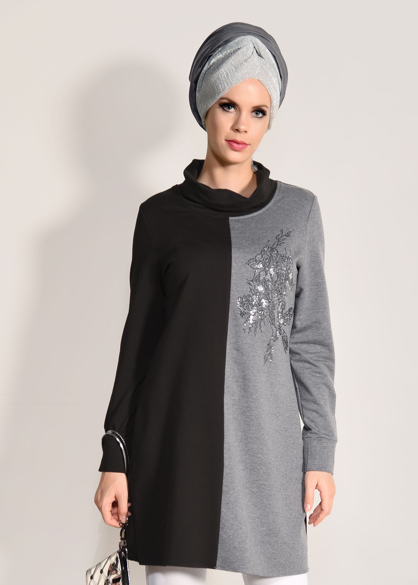 Tesettür giyim GRİ TAŞ BASKILI BOĞAZLI EŞOFMAN TUNİK 4746