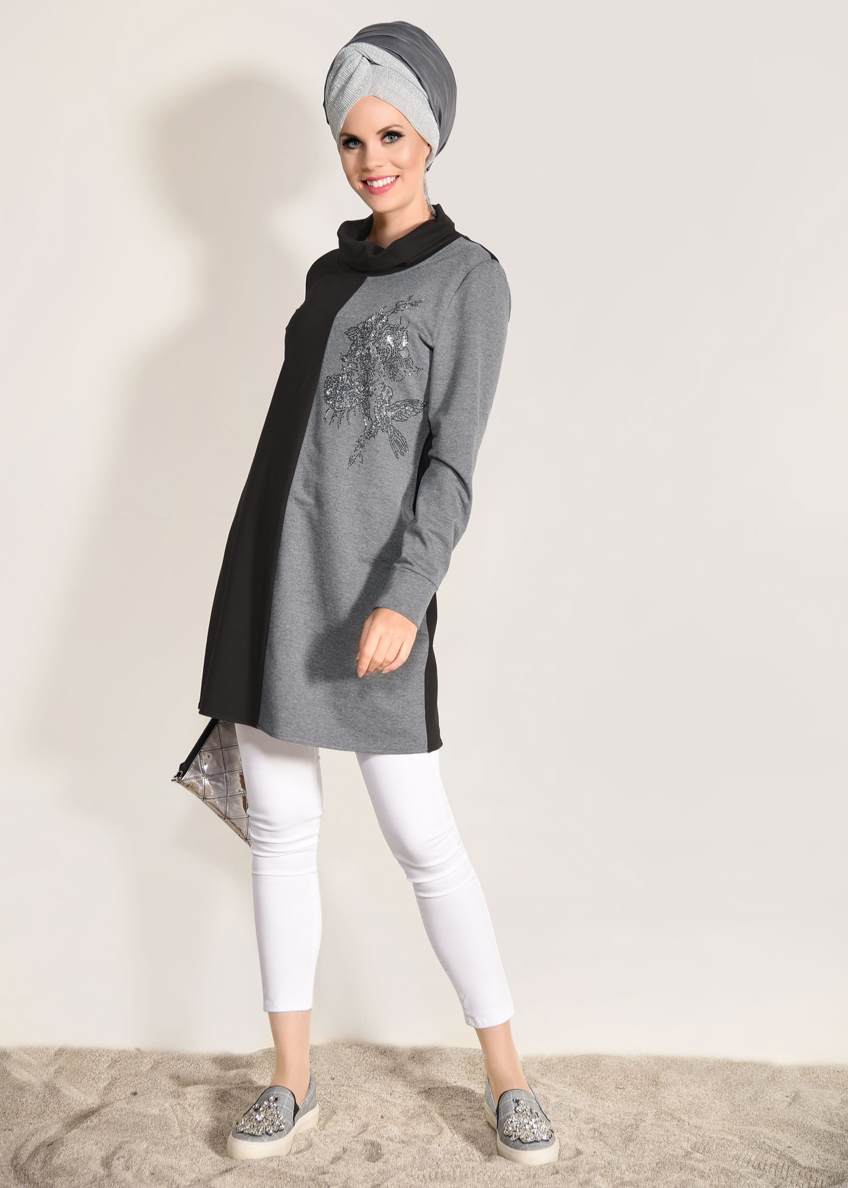 Tesettür giyim GRİ TAŞ BASKILI BOĞAZLI EŞOFMAN TUNİK 4746