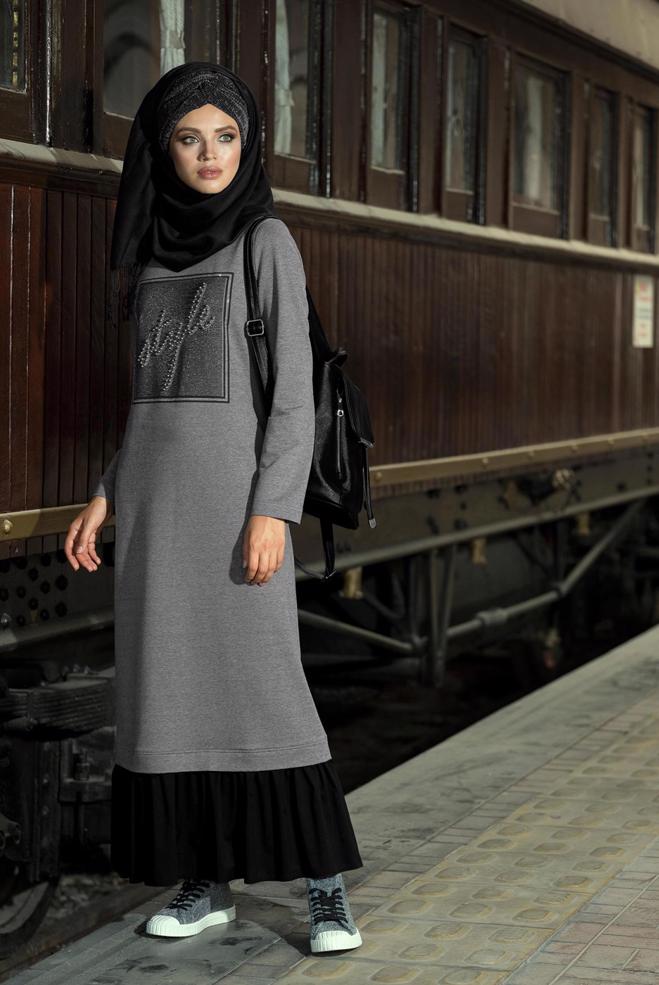 Tesettür giyim GRİ ÖNÜ BONCUKLU ETEĞİ VOLANLI EŞOFMAN ELBİSE  4747 - ALVİNA