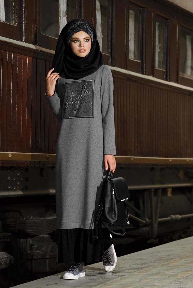 Tesettür giyim GRİ ÖNÜ BONCUKLU ETEĞİ VOLANLI EŞOFMAN ELBİSE  4747 - ALVİNA