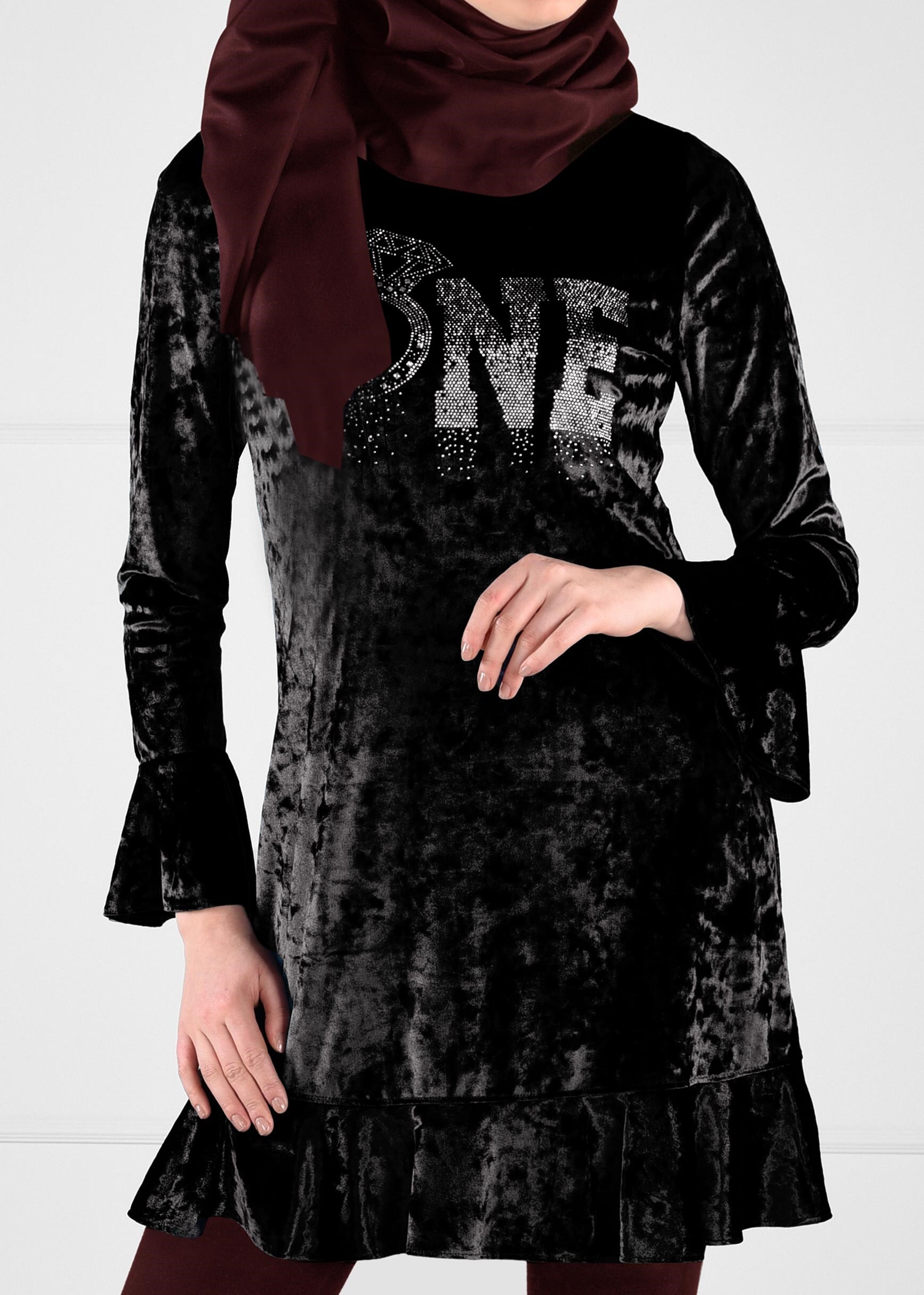 Tesettür giyim SİYAH TAŞ BASKILI VOLANLI KADİFE TUNİK 4796 