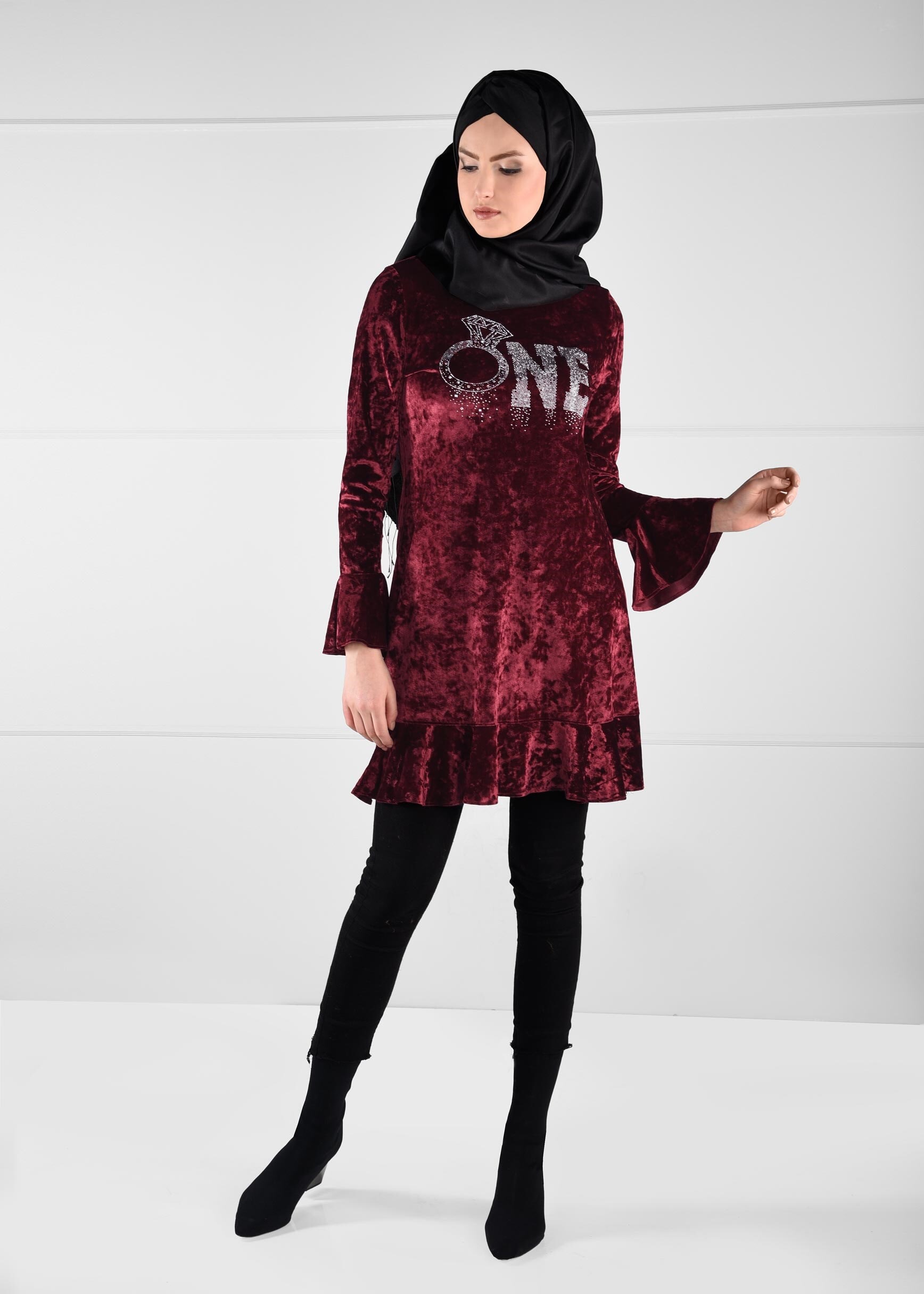 Tesettür giyim BORDO TAŞ BASKILI VOLANLI KADİFE TUNİK 4796 