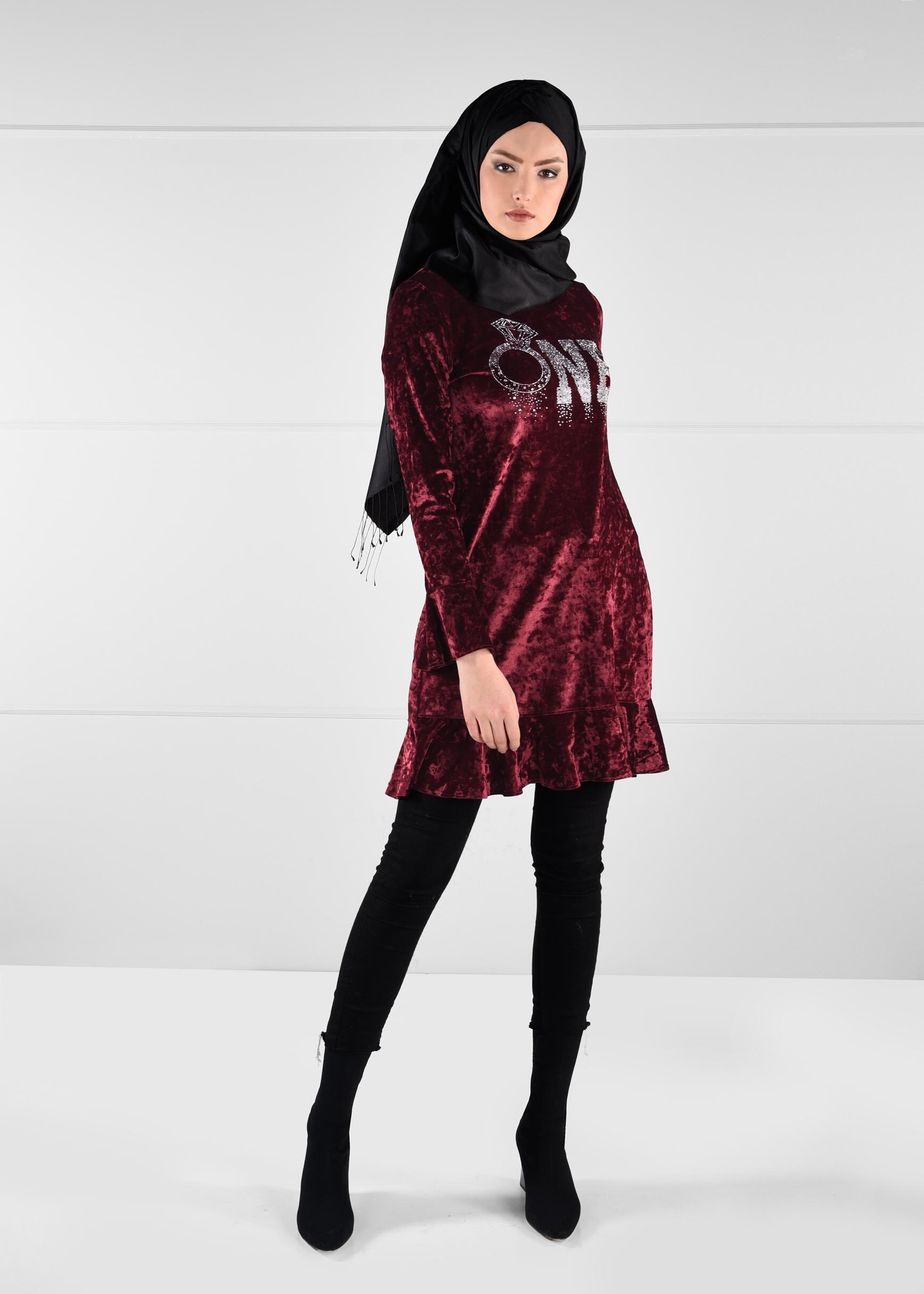 Tesettür giyim BORDO TAŞ BASKILI VOLANLI KADİFE TUNİK 4796 