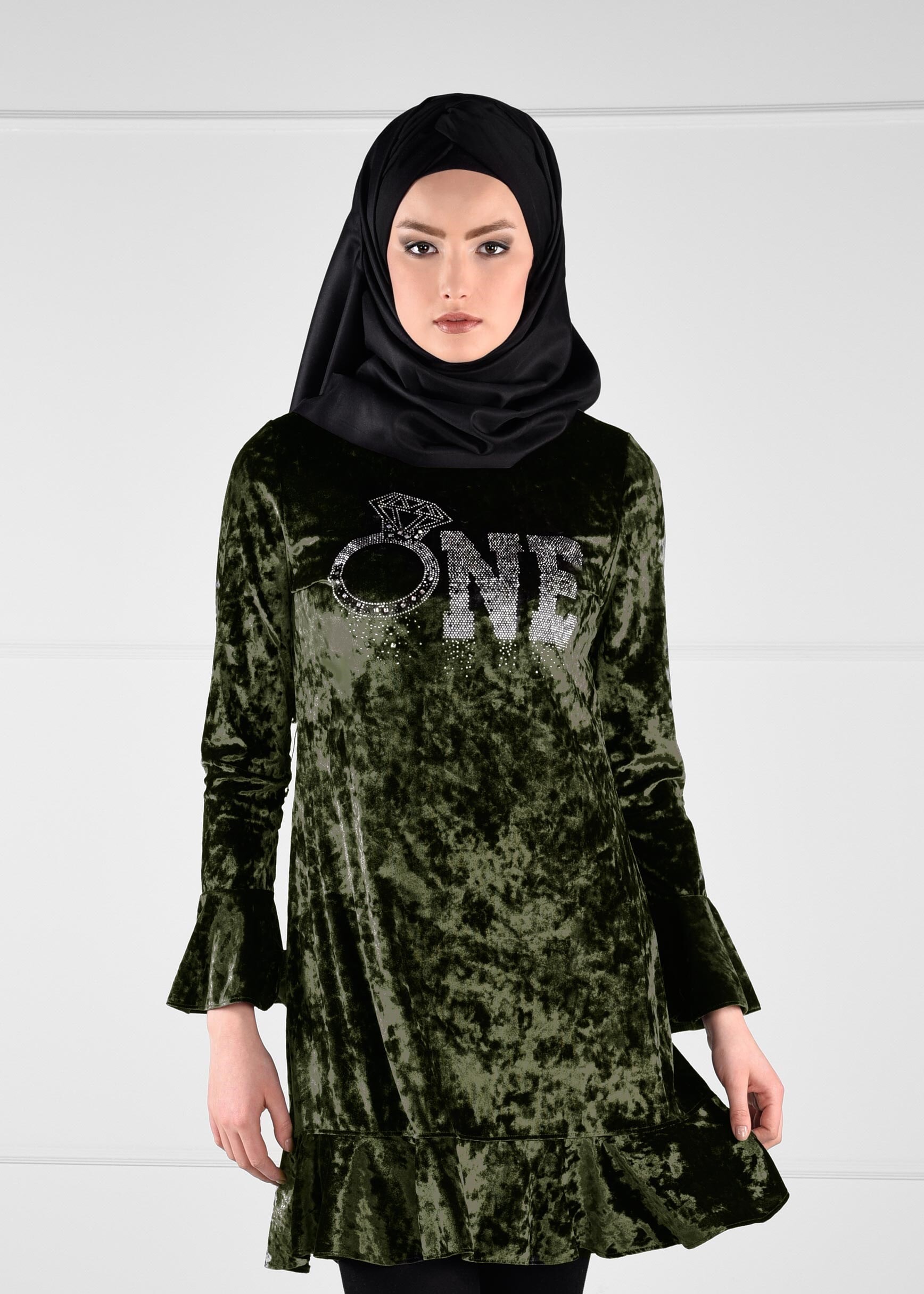 Tesettür giyim HAKİ TAŞ BASKILI VOLANLI KADİFE TUNİK 4796 