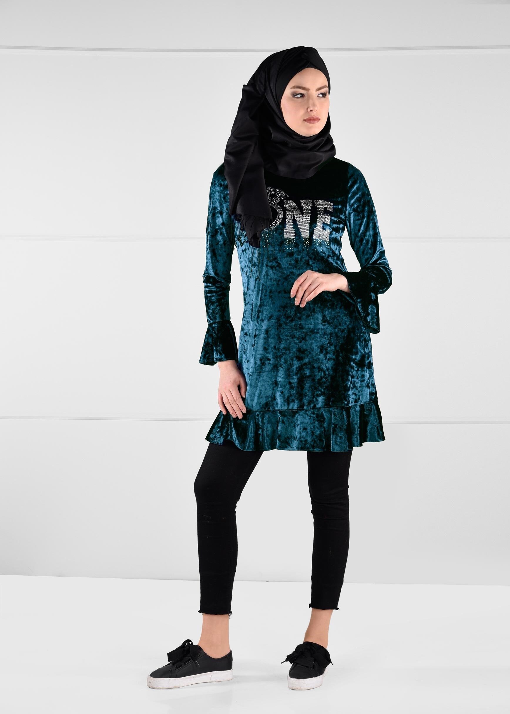 Tesettür giyim MAVİ TAŞ BASKILI VOLANLI KADİFE TUNİK 4796 