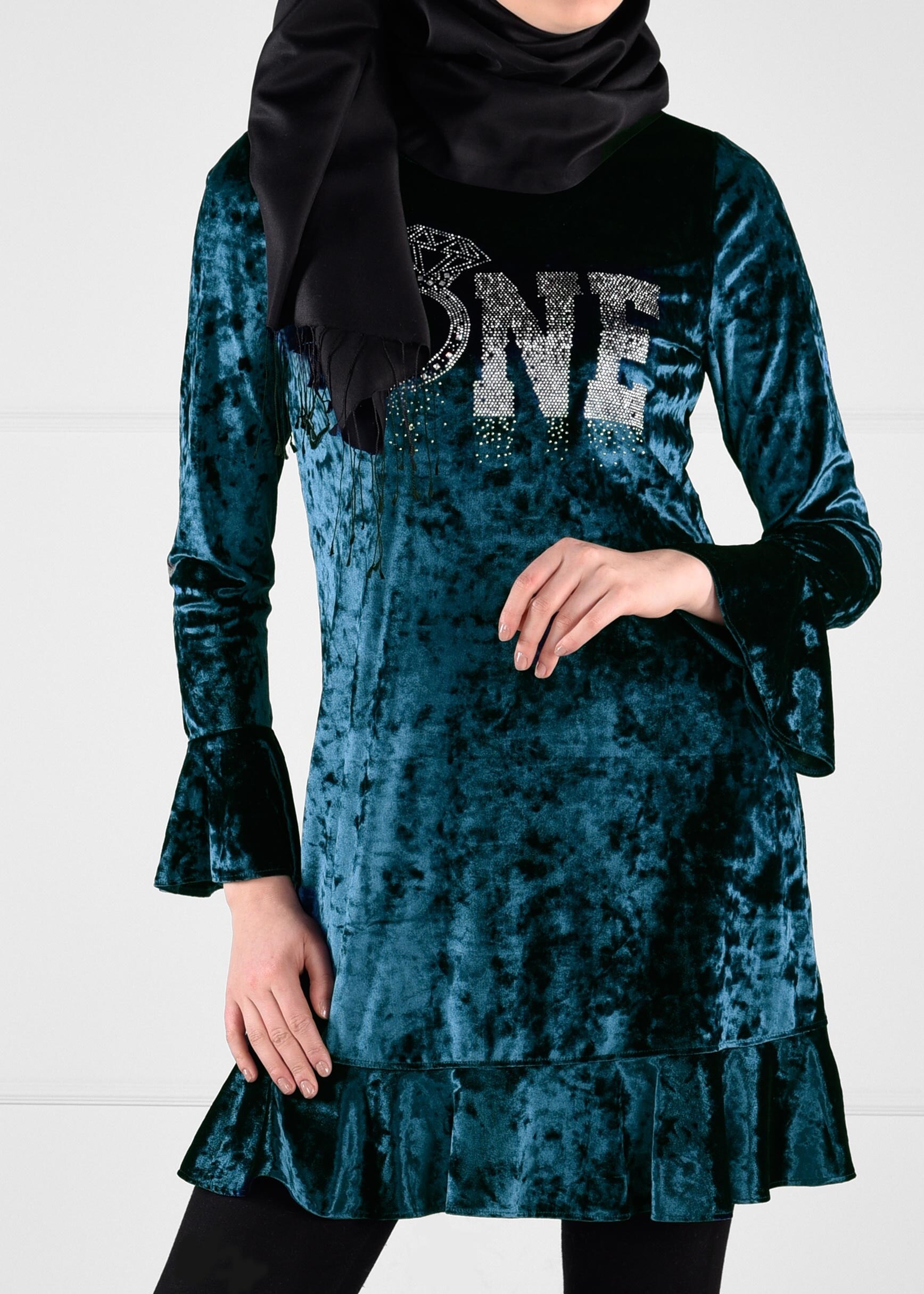 Tesettür giyim MAVİ TAŞ BASKILI VOLANLI KADİFE TUNİK 4796 