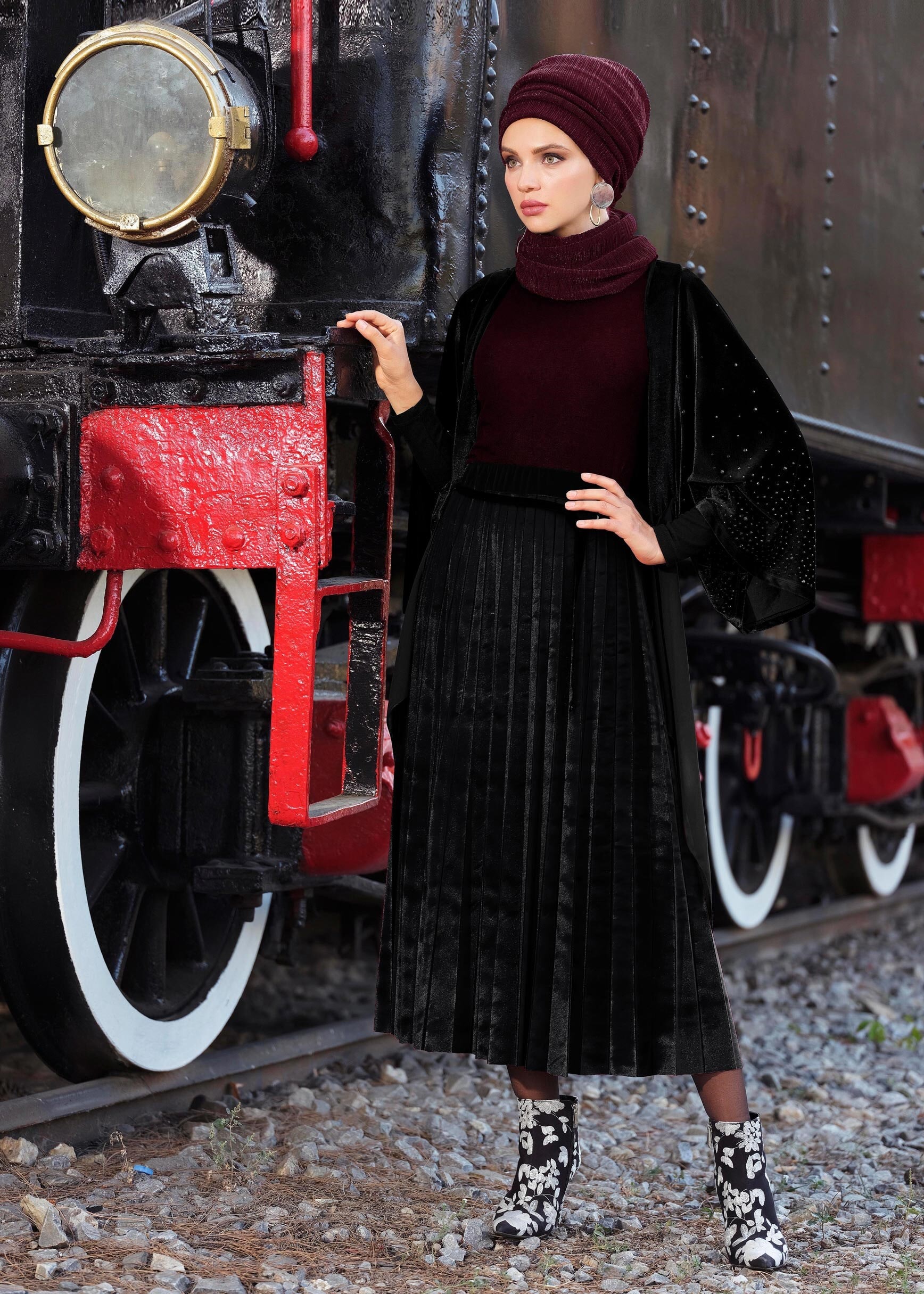 Tesettür giyim SİYAH YÜKSEK BEL PİLİSELİ KADİFE ETEK 6085