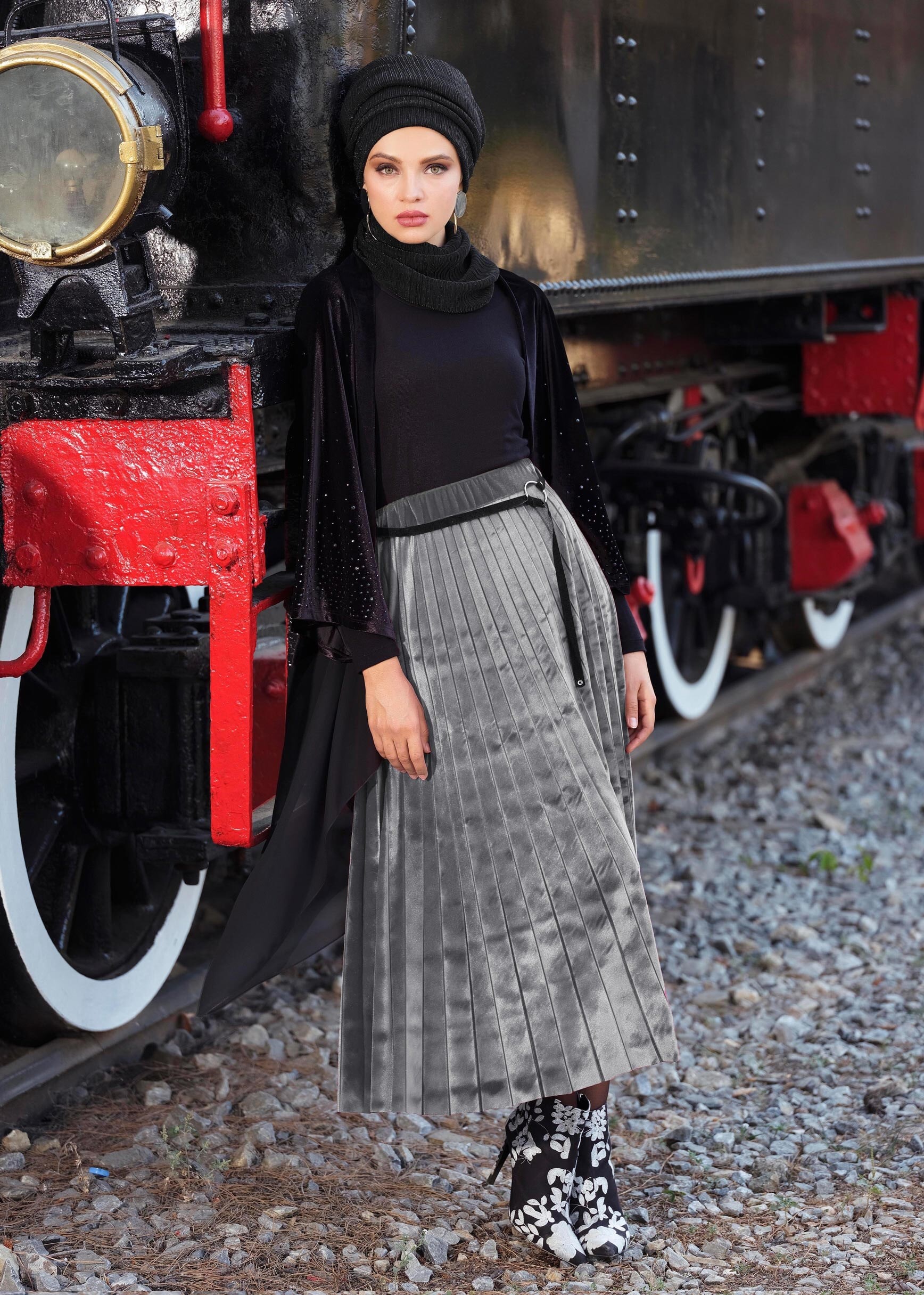 Tesettür giyim GRİ YÜKSEK BEL PİLİSELİ KADİFE ETEK 6085